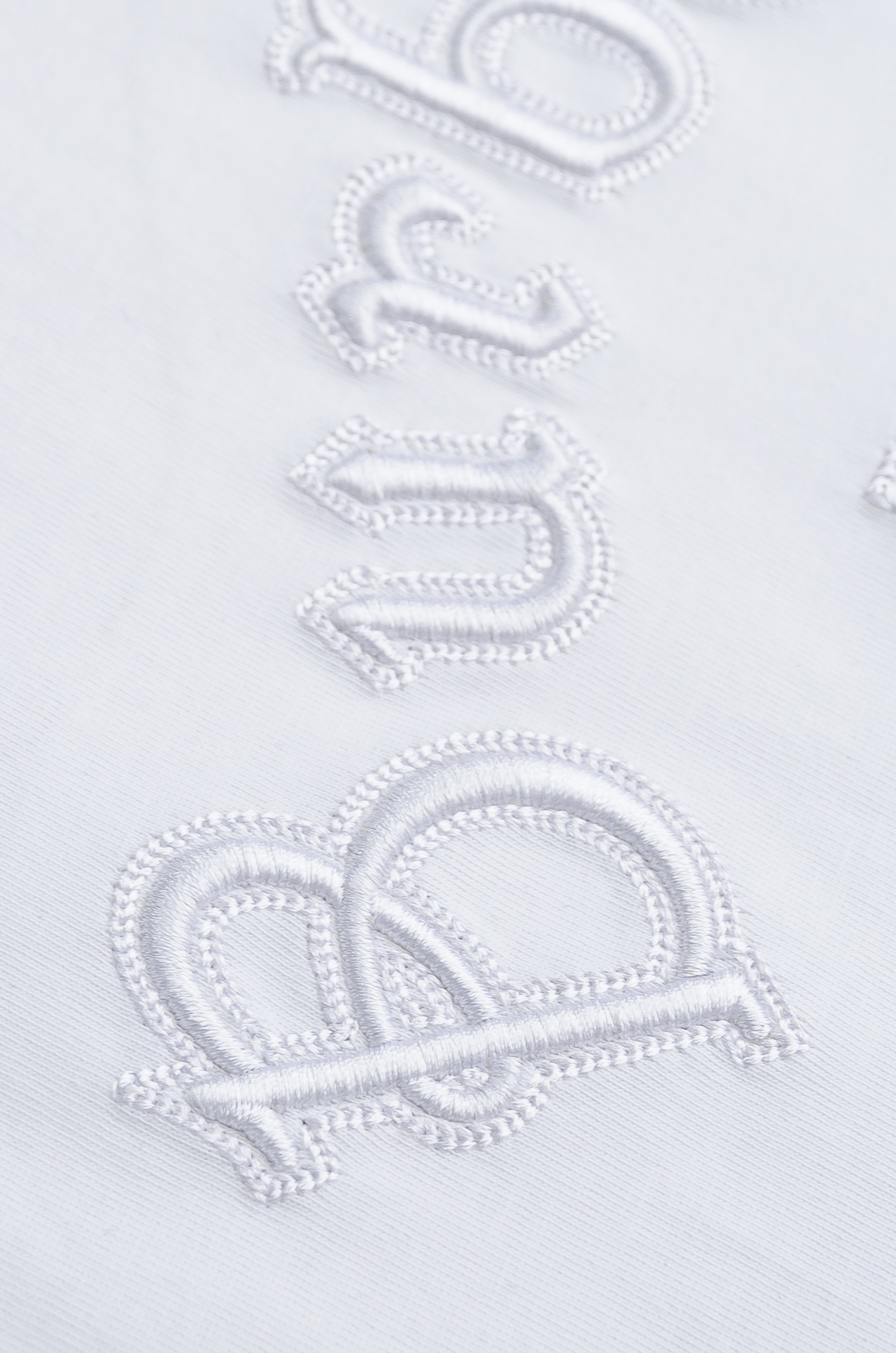 Burberry巴宝莉2026SS时尚潮人必备男士休闲圆领短袖T恤衫#设计理念潮流前卫与尚可持续，选用客