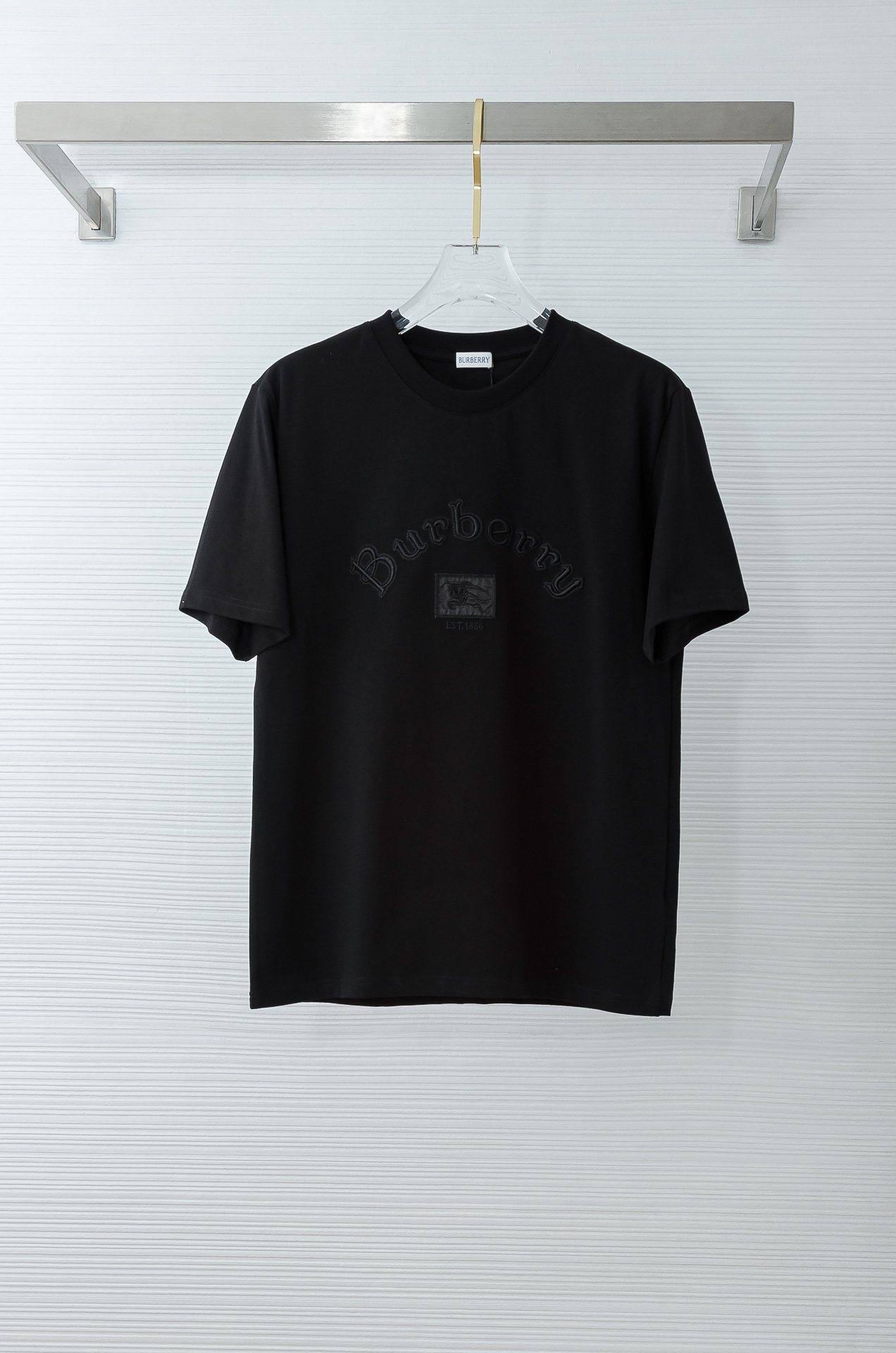 Burberry巴宝莉2026SS时尚潮人必备男士休闲圆领短袖T恤衫#设计理念潮流前卫与尚可持续，选用客