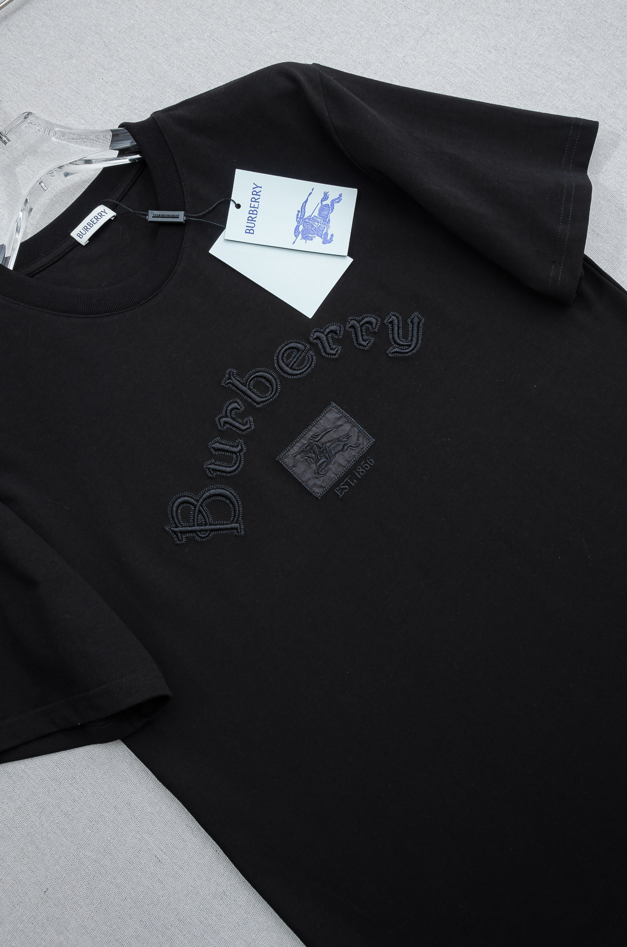 Burberry巴宝莉2026SS时尚潮人必备男士休闲圆领短袖T恤衫#设计理念潮流前卫与尚可持续，选用客