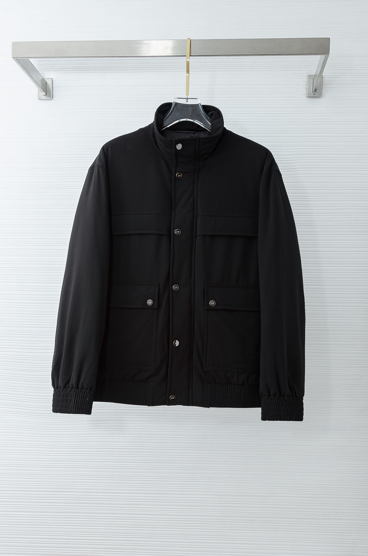 NO:703371,Loro  Piana526FW autumn and winter latest classic wool blended fabric down jacket #low-key but without losing details, whether it is paired with suit pants or jeans, you can wear it with just the right temperament. Low-key and high-end. The design continues the essence of the classic executive jacket, neat and capable, and also adds a touch of retro  The texture is simple and elegant, and it does not restrict the wrists when moving. The straight hem tailoring makes the overall line smoother, and it can maintain a neat outline whether it is tucked into the waistband or hanging naturally. The iconic plaid lining is used on the inside, which is smooth and skin-friendly, and can be put on and taken off smoothly. It will not cause static electricity or friction discomfort when paired with a shirt or T-shirt.  Calm and versatile, your decent posture can also be done at ease. When others are still constrained by tight formal attire, you have found the perfect balance point for workplace attire. Sizes M-XXXL (48-56),,loro piana,jeans,jackets & coats,jackets & coats,shirts,tees,t-shirt,down jacket,business suit,19860909诺悠翩雅Loro Piana526FW秋冬最新经典羊毛混纺面料羽绒夹克外套#低调却不失细节,无论是搭配西装裤还是牛仔裤,都能穿出恰到好处的气质.低调中透着高级感.设计上延续了经典行政夹克的精髓,利落干练,还增添了一抹复古的质感.简洁大方,活动时也不会束缚手腕.直下摆的剪裁让整体线条更流畅,无论是塞进裤腰还是自然垂落,都能保持利落的轮廓.内里选用标志性格纹里布,光滑亲肤,穿脱顺滑,搭配衬衫或T恤都不会产生静电或摩擦不适. 沉稳百搭,体面姿态也可以自在随心.当别人还在为紧绷的正装束手束脚时,你已经找到了职场着装的完美平衡点. 尺码M-XXXL（48-56）,,loro piana,jeans,jackets & coats,jackets & coats,shirts,tees，t-shirt,down jacket,business suit,,Men's clothing