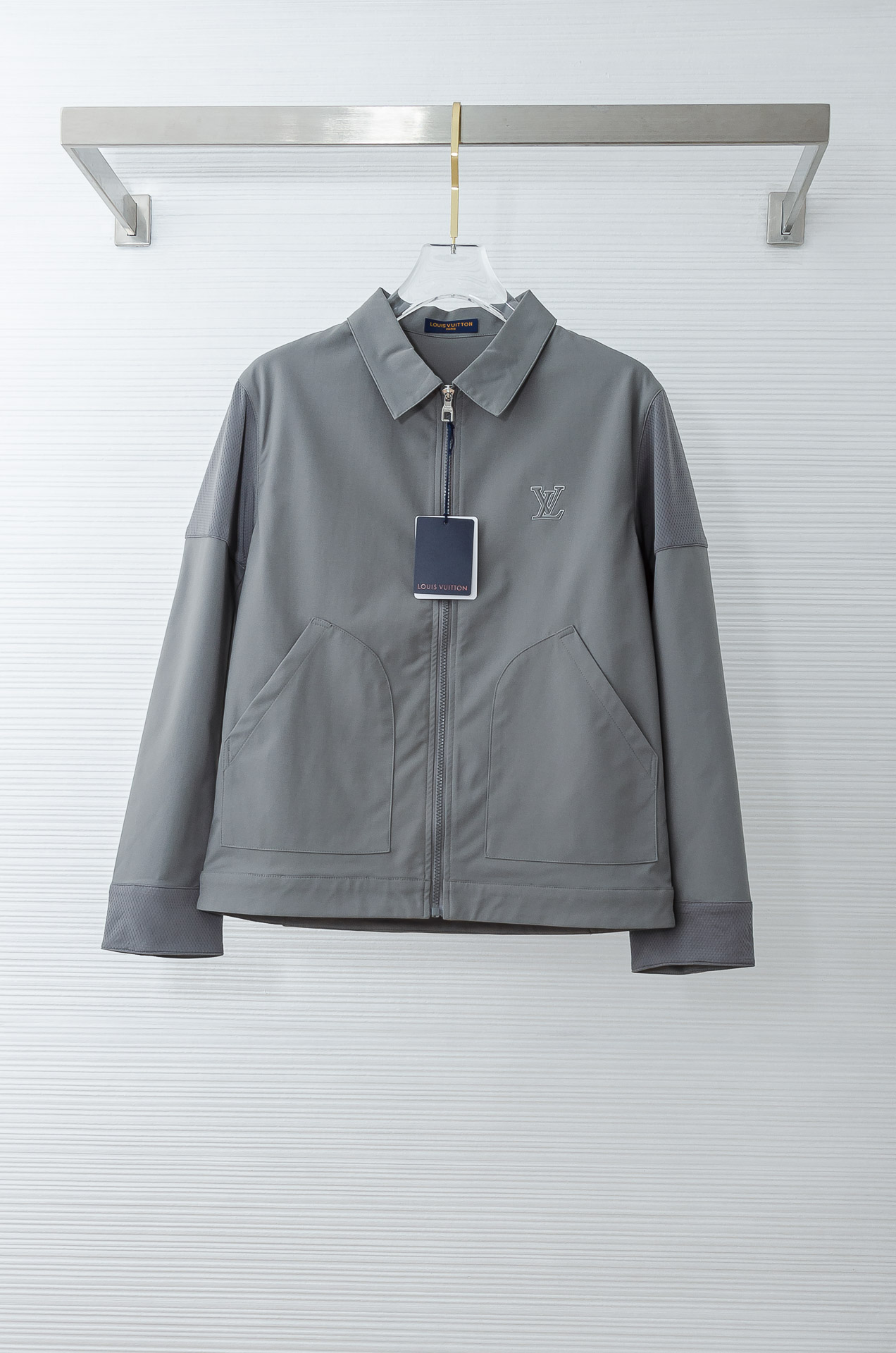 LV 2026最新衬衫领夹克外套！直裁衣袖，直裁下摆版型！正面精美LV标识，可以百搭任何风格的单品，呈现