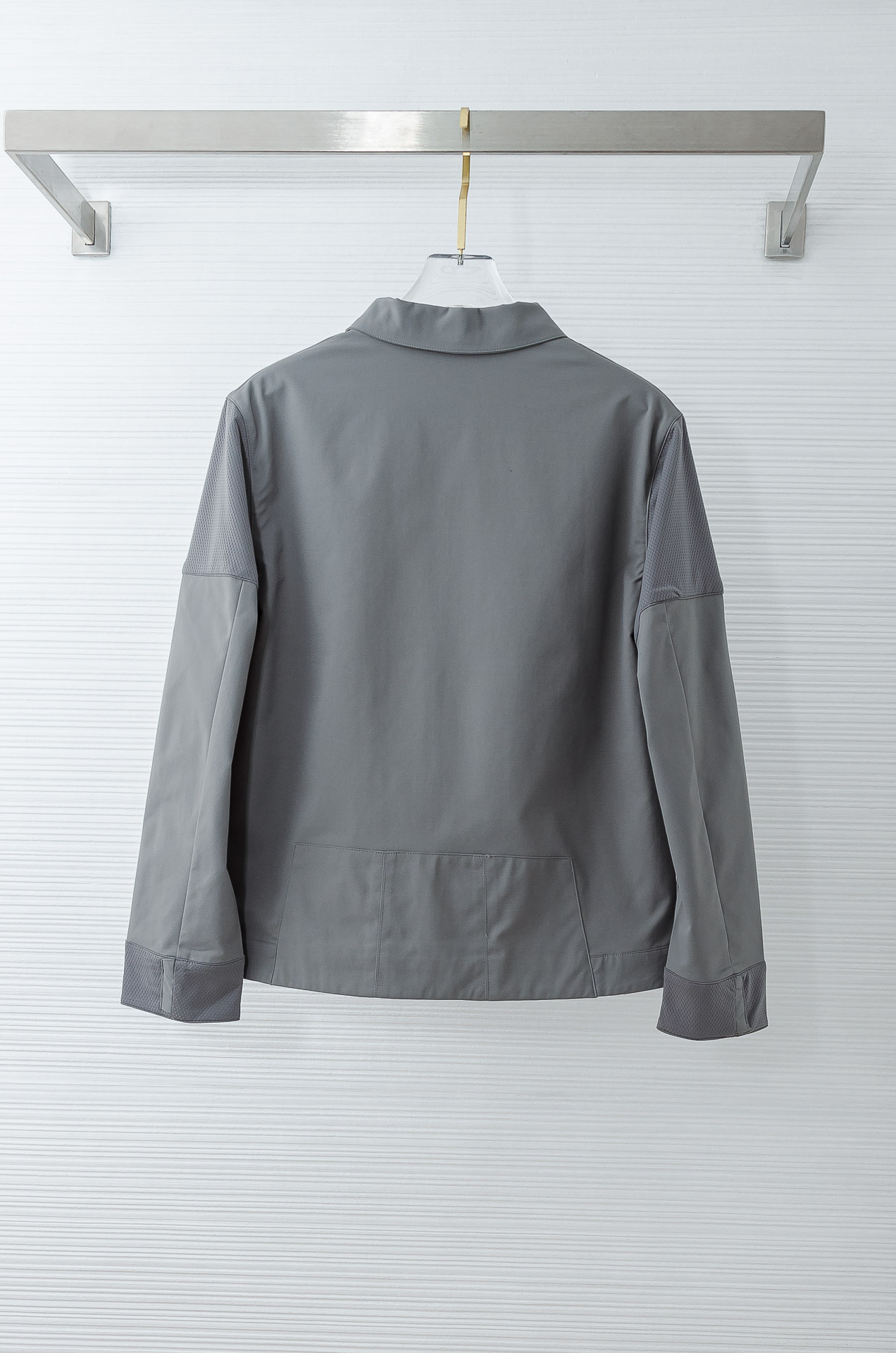 LV 2026最新衬衫领夹克外套！直裁衣袖，直裁下摆版型！正面精美LV标识，可以百搭任何风格的单品，呈现