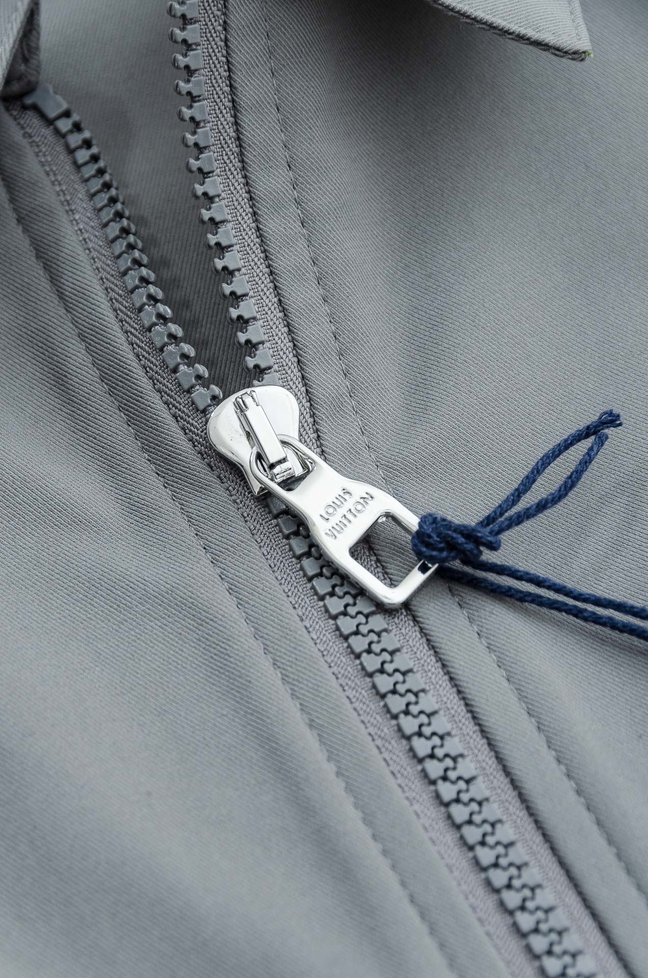 LV 2026最新衬衫领夹克外套！直裁衣袖，直裁下摆版型！正面精美LV标识，可以百搭任何风格的单品，呈现