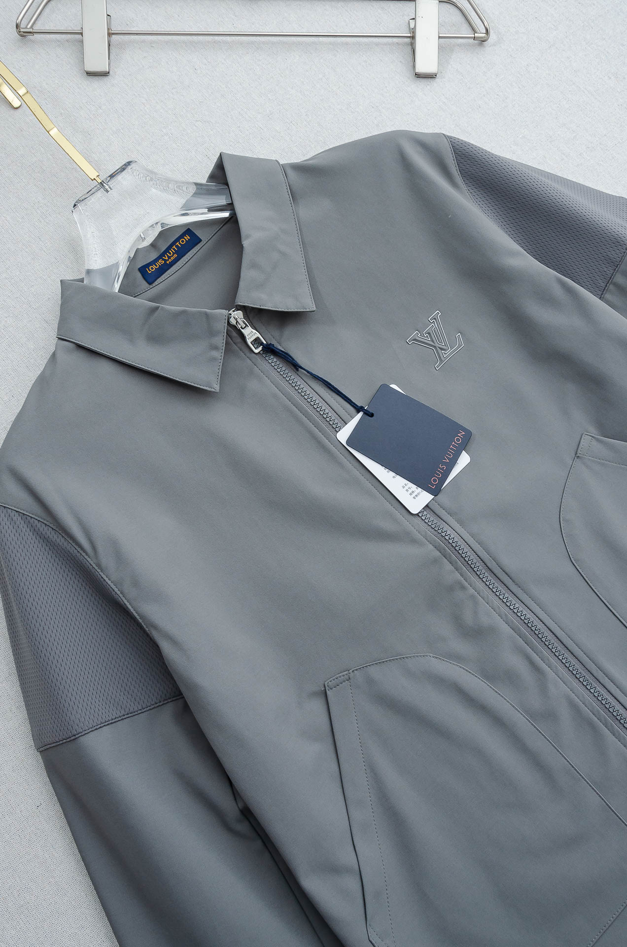 LV 2026最新衬衫领夹克外套！直裁衣袖，直裁下摆版型！正面精美LV标识，可以百搭任何风格的单品，呈现