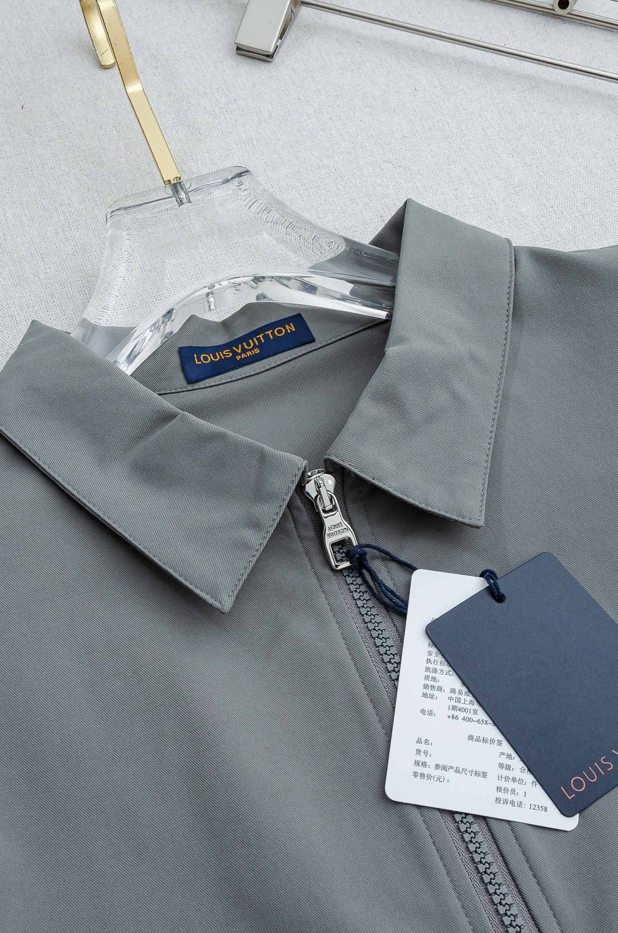 LV 2026最新衬衫领夹克外套！直裁衣袖，直裁下摆版型！正面精美LV标识，可以百搭任何风格的单品，呈现