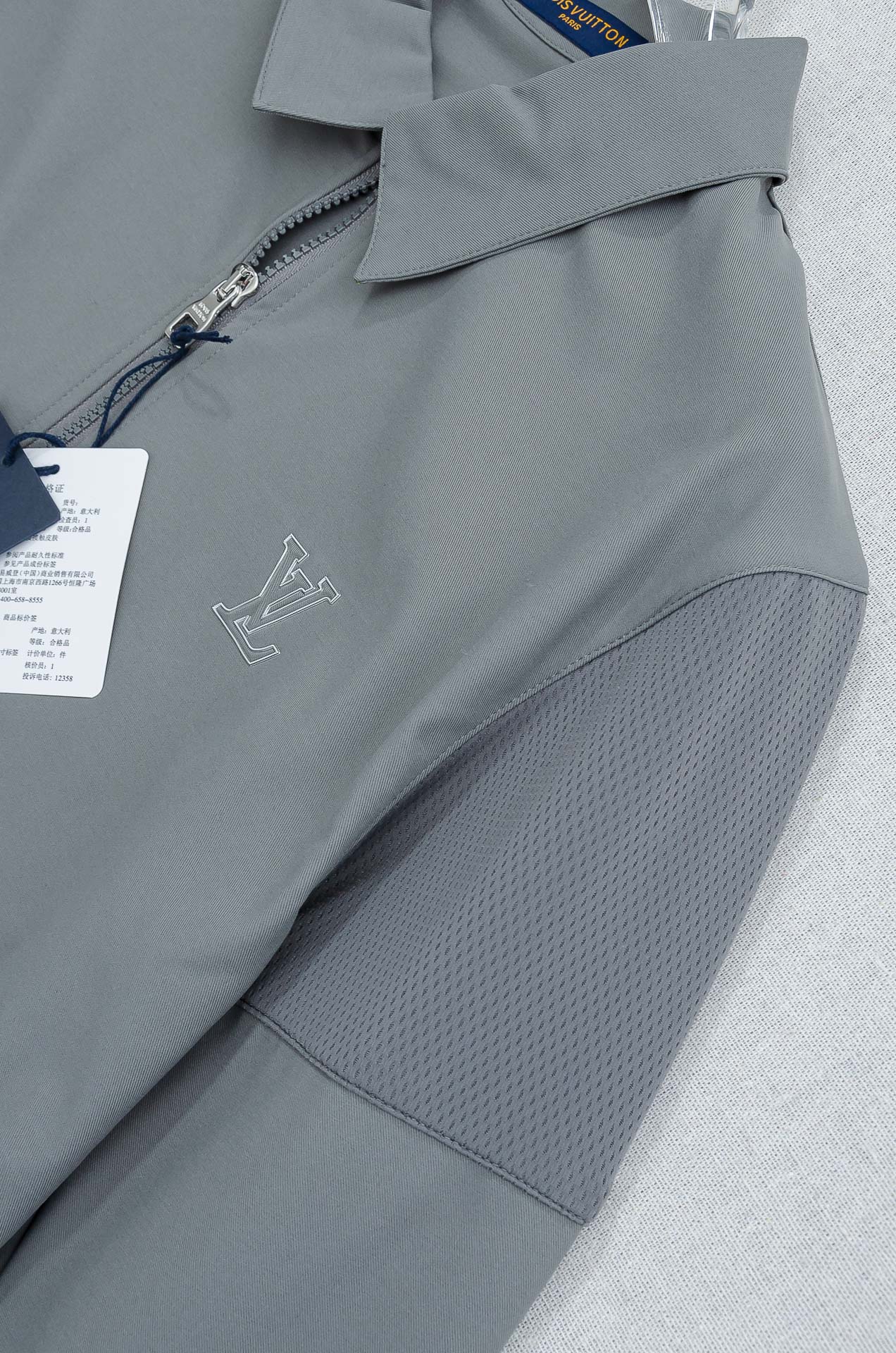 LV 2026最新衬衫领夹克外套！直裁衣袖，直裁下摆版型！正面精美LV标识，可以百搭任何风格的单品，呈现