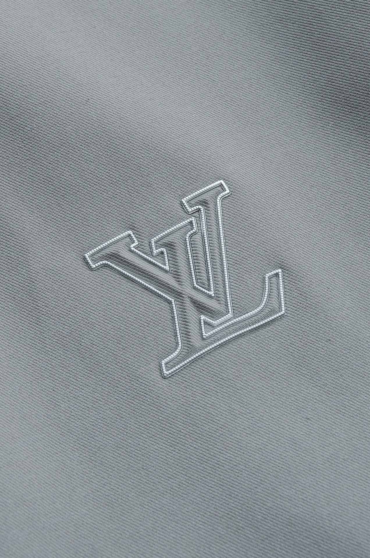 LV 2026最新衬衫领夹克外套！直裁衣袖，直裁下摆版型！正面精美LV标识，可以百搭任何风格的单品，呈现