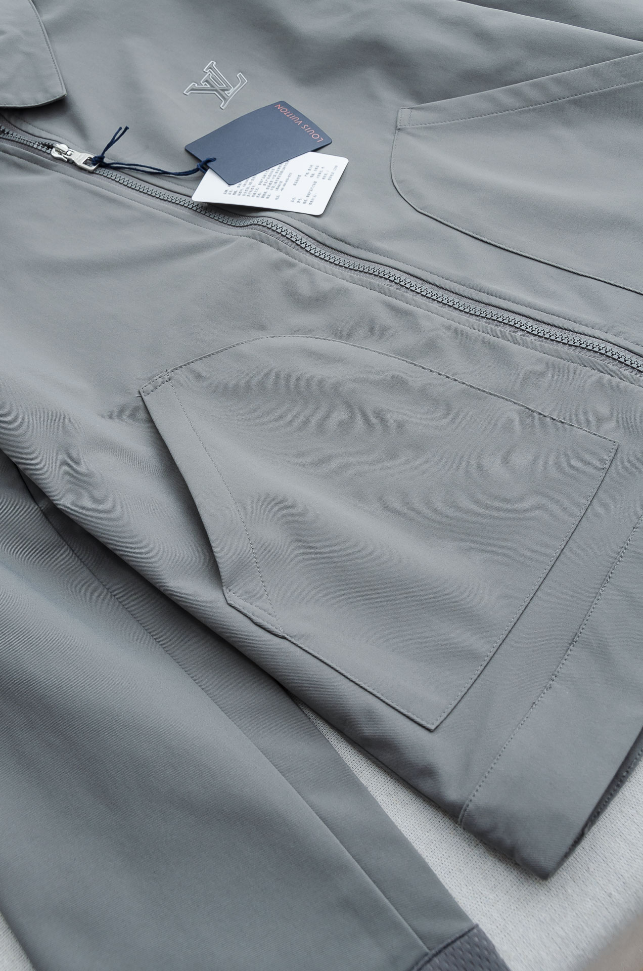 LV 2026最新衬衫领夹克外套！直裁衣袖，直裁下摆版型！正面精美LV标识，可以百搭任何风格的单品，呈现