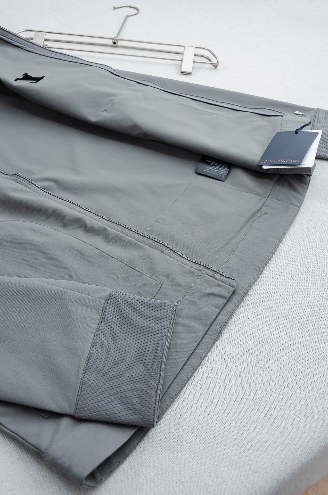 LV 2026最新衬衫领夹克外套！直裁衣袖，直裁下摆版型！正面精美LV标识，可以百搭任何风格的单品，呈现