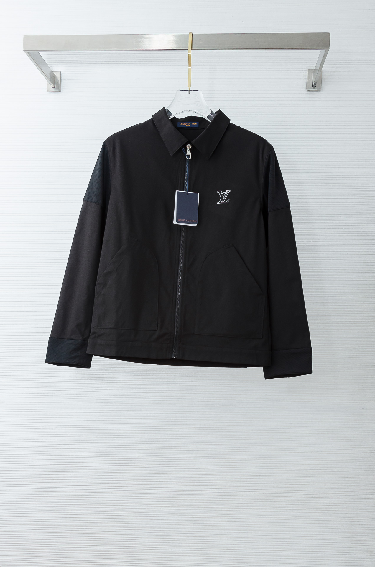 LV 2026最新衬衫领夹克外套！直裁衣袖，直裁下摆版型！正面精美LV标识，可以百搭任何风格的单品，呈现