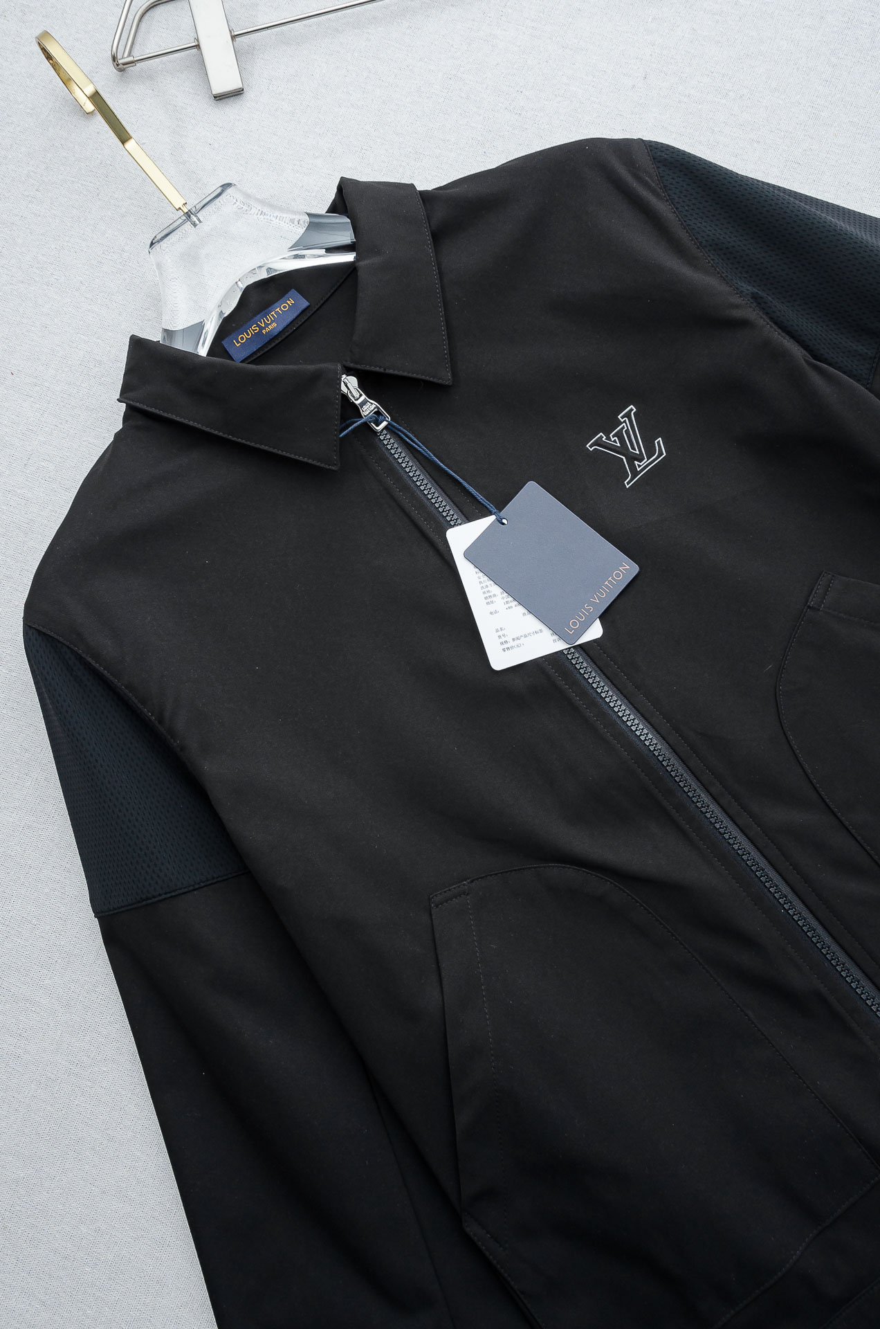 LV 2026最新衬衫领夹克外套！直裁衣袖，直裁下摆版型！正面精美LV标识，可以百搭任何风格的单品，呈现