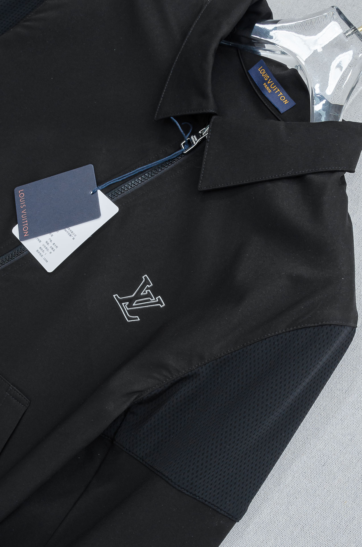 LV 2026最新衬衫领夹克外套！直裁衣袖，直裁下摆版型！正面精美LV标识，可以百搭任何风格的单品，呈现