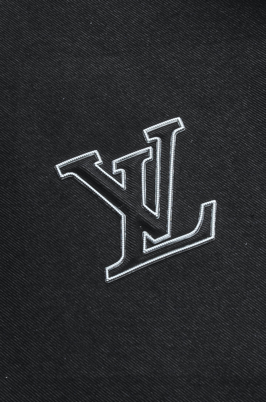 LV 2026最新衬衫领夹克外套！直裁衣袖，直裁下摆版型！正面精美LV标识，可以百搭任何风格的单品，呈现