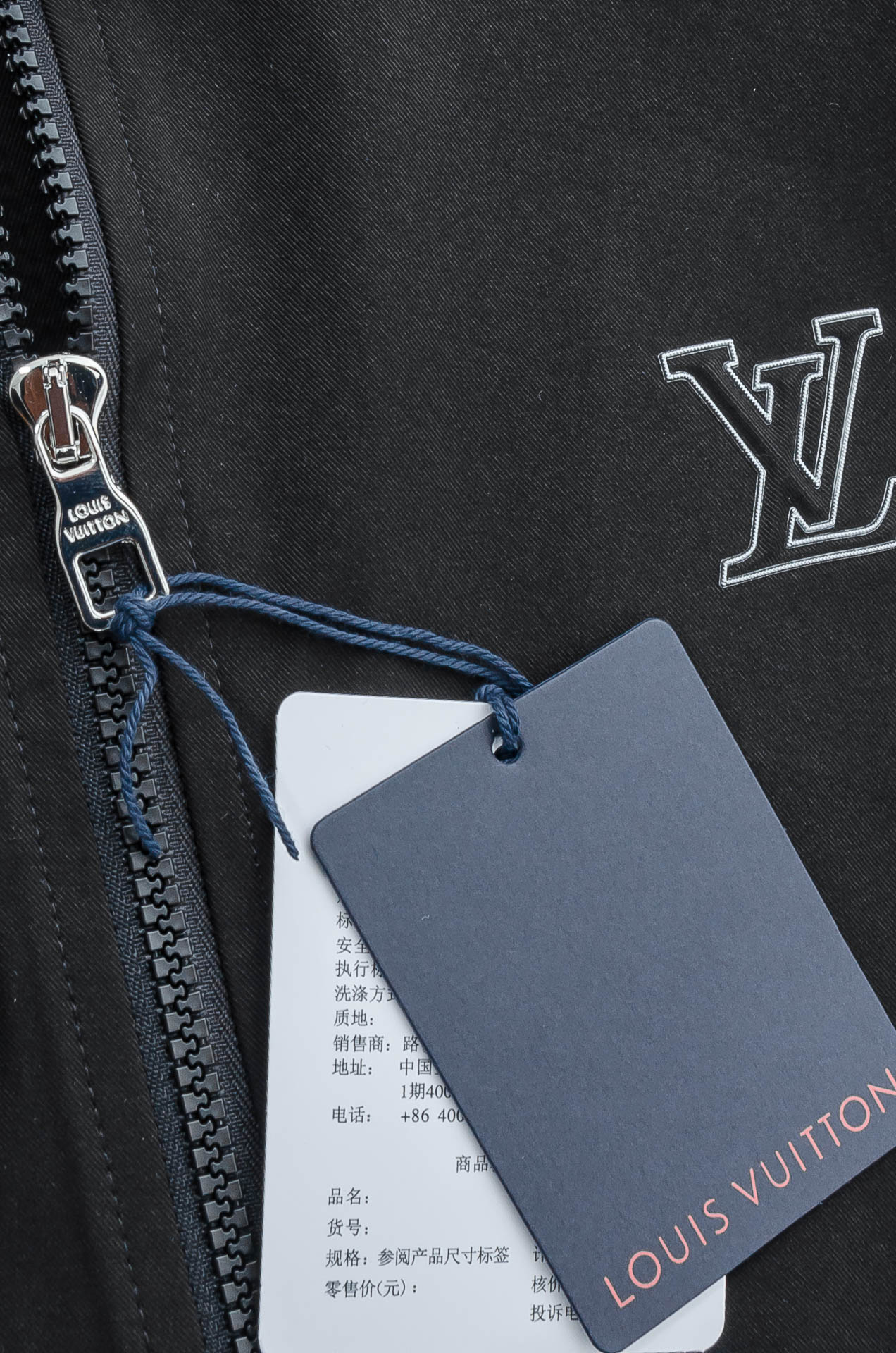 LV 2026最新衬衫领夹克外套！直裁衣袖，直裁下摆版型！正面精美LV标识，可以百搭任何风格的单品，呈现