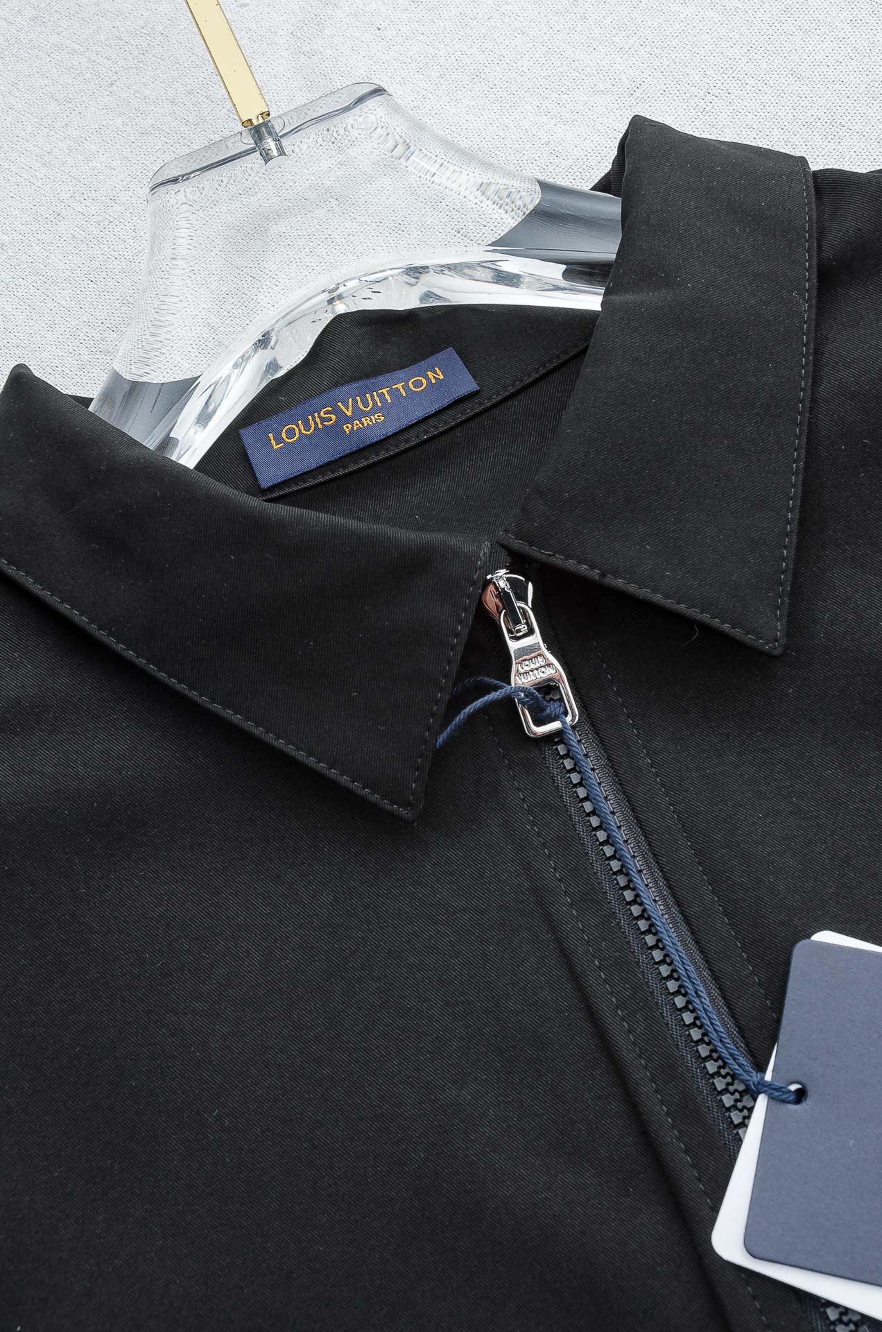 LV 2026最新衬衫领夹克外套！直裁衣袖，直裁下摆版型！正面精美LV标识，可以百搭任何风格的单品，呈现