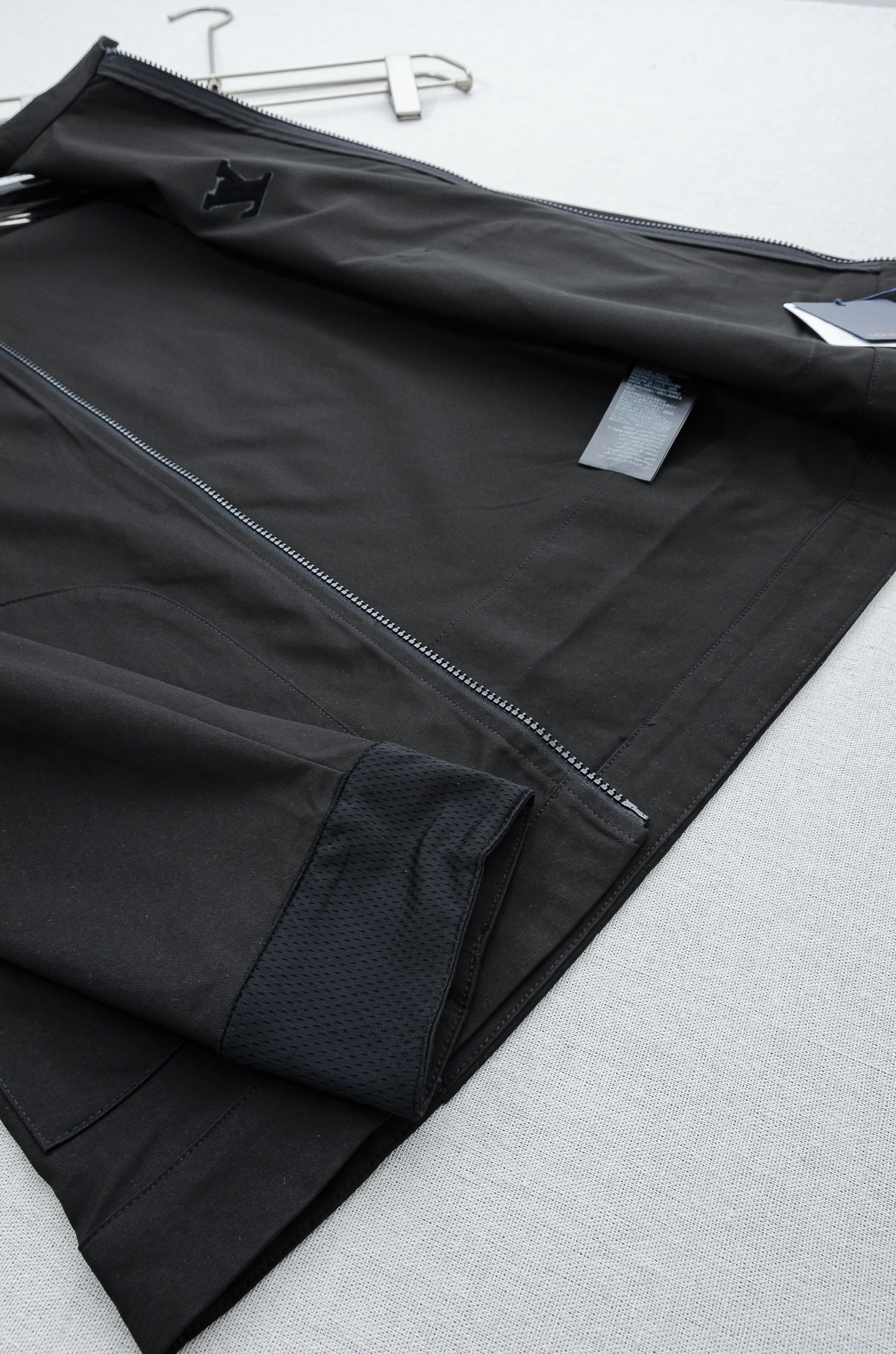 LV 2026最新衬衫领夹克外套！直裁衣袖，直裁下摆版型！正面精美LV标识，可以百搭任何风格的单品，呈现