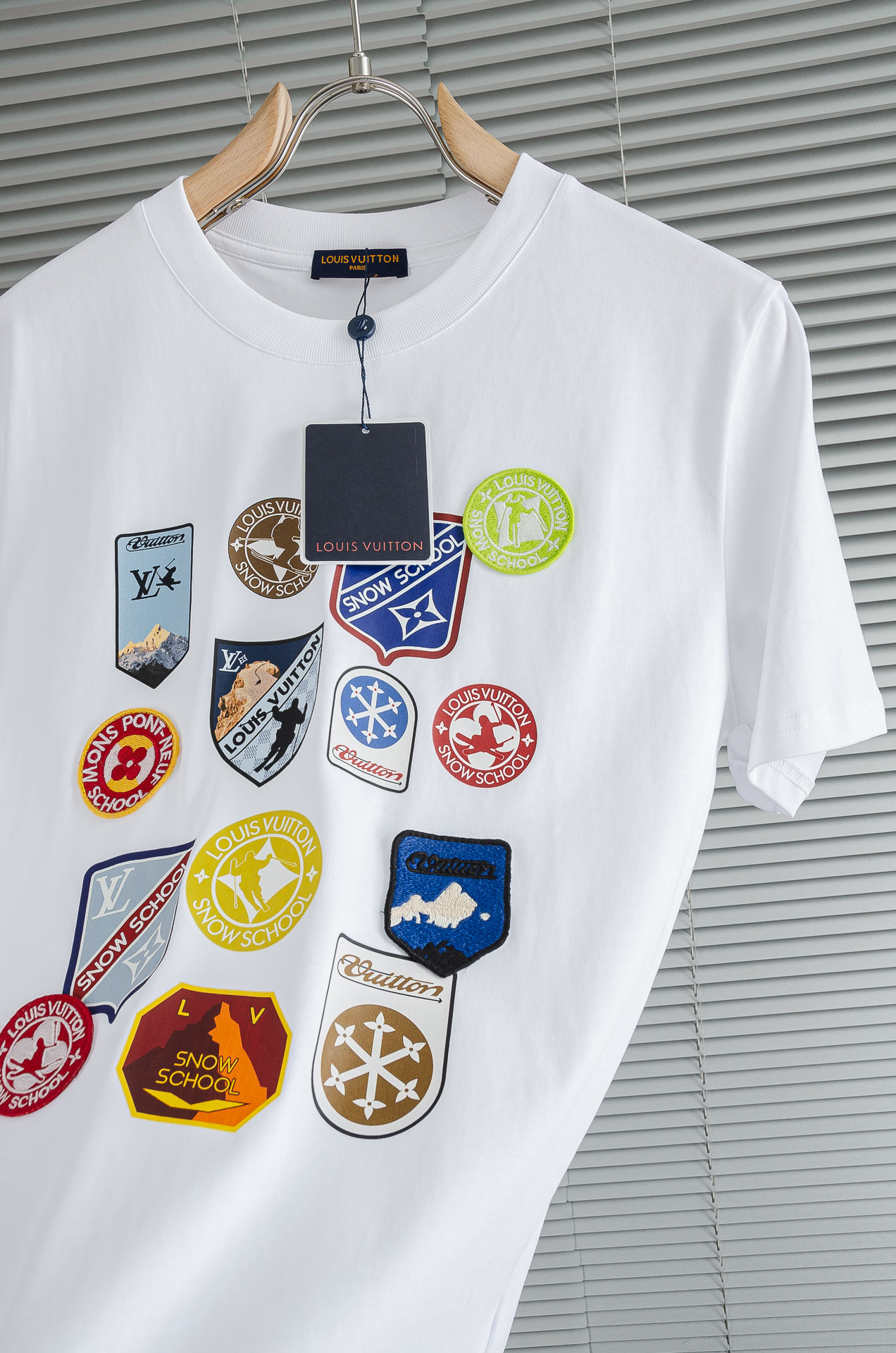 LV 2026SS时尚潮人必备男士休闲圆领短袖T恤衫#选用客供进口100%棉成分精织混纺而成的面料，手感