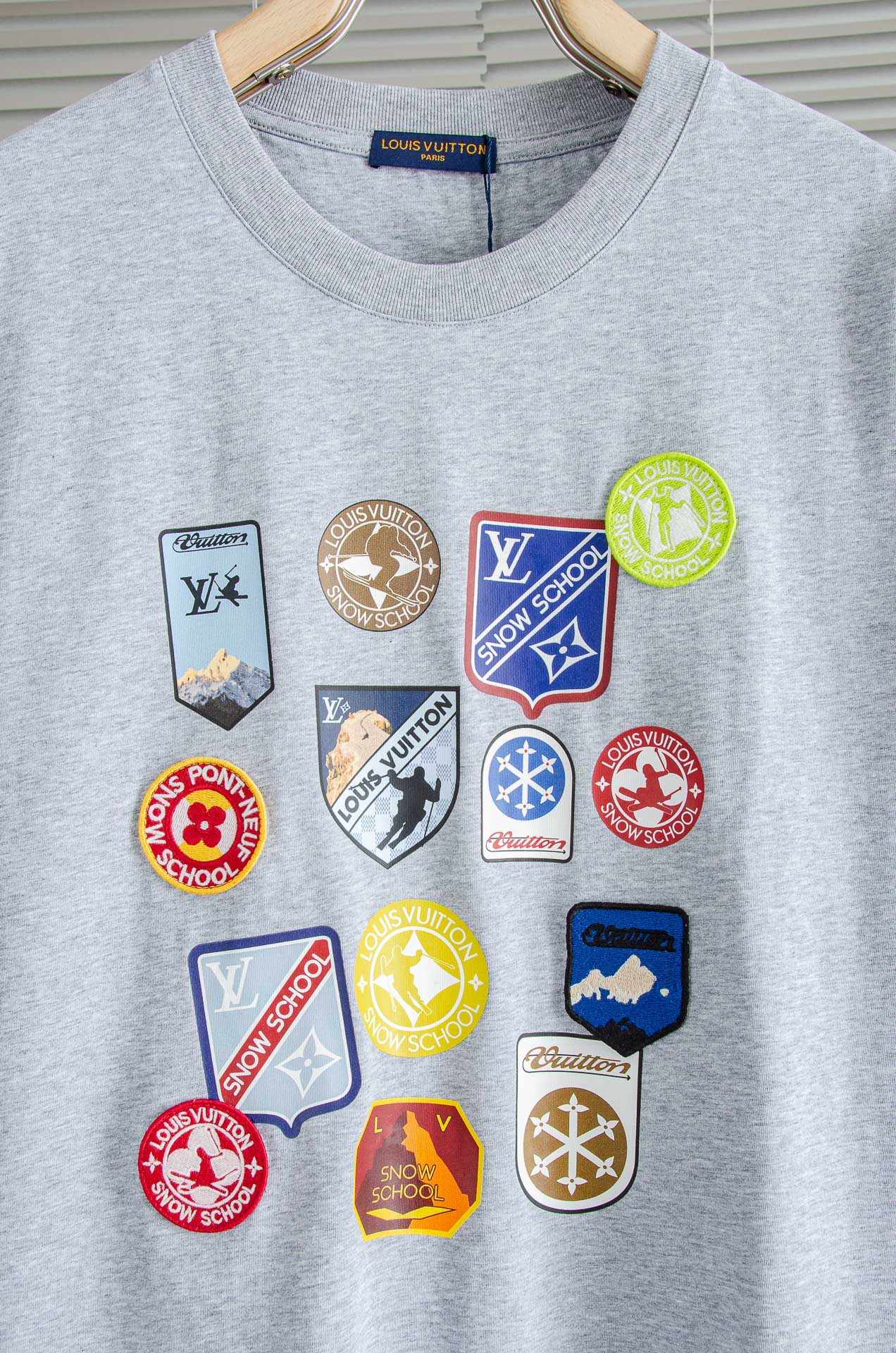 LV 2026SS时尚潮人必备男士休闲圆领短袖T恤衫#选用客供进口100%棉成分精织混纺而成的面料，手感