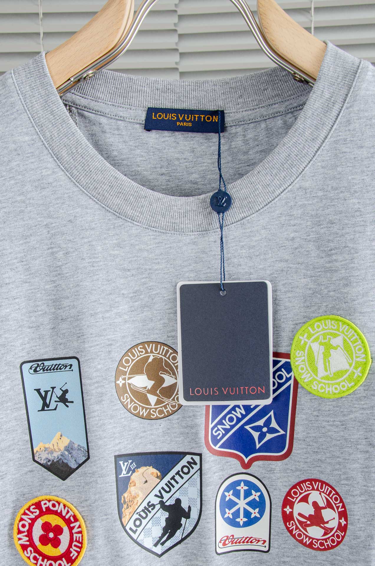 LV 2026SS时尚潮人必备男士休闲圆领短袖T恤衫#选用客供进口100%棉成分精织混纺而成的面料，手感