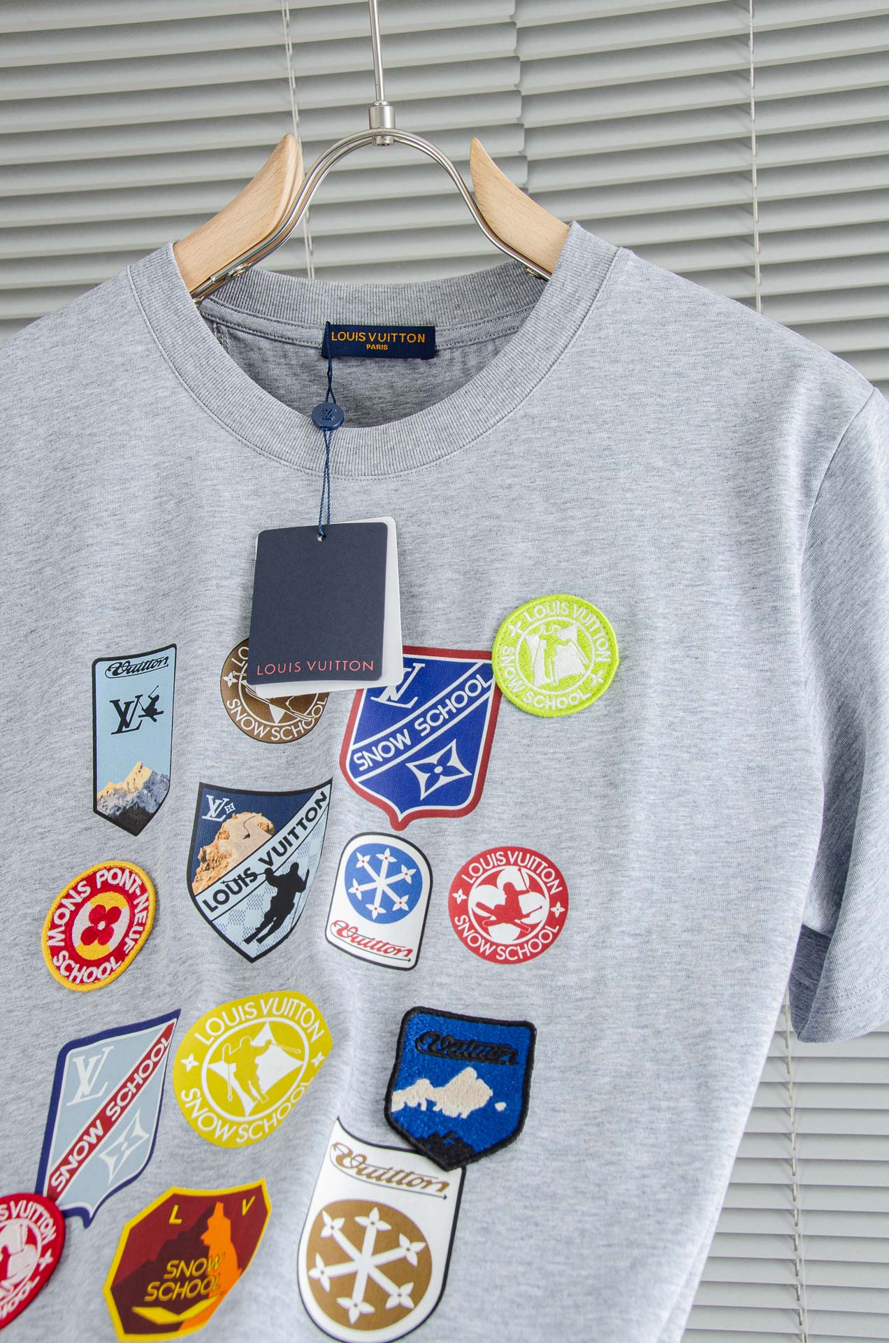 LV 2026SS时尚潮人必备男士休闲圆领短袖T恤衫#选用客供进口100%棉成分精织混纺而成的面料，手感