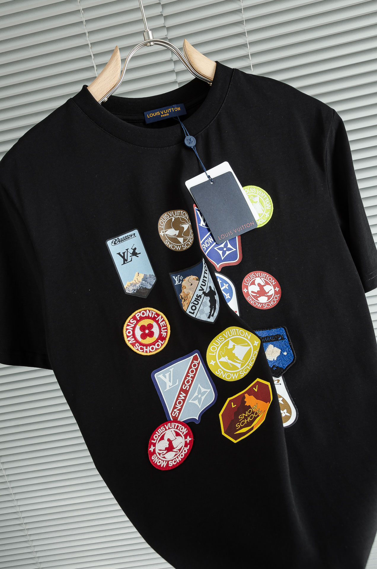 LV 2026SS时尚潮人必备男士休闲圆领短袖T恤衫#选用客供进口100%棉成分精织混纺而成的面料，手感