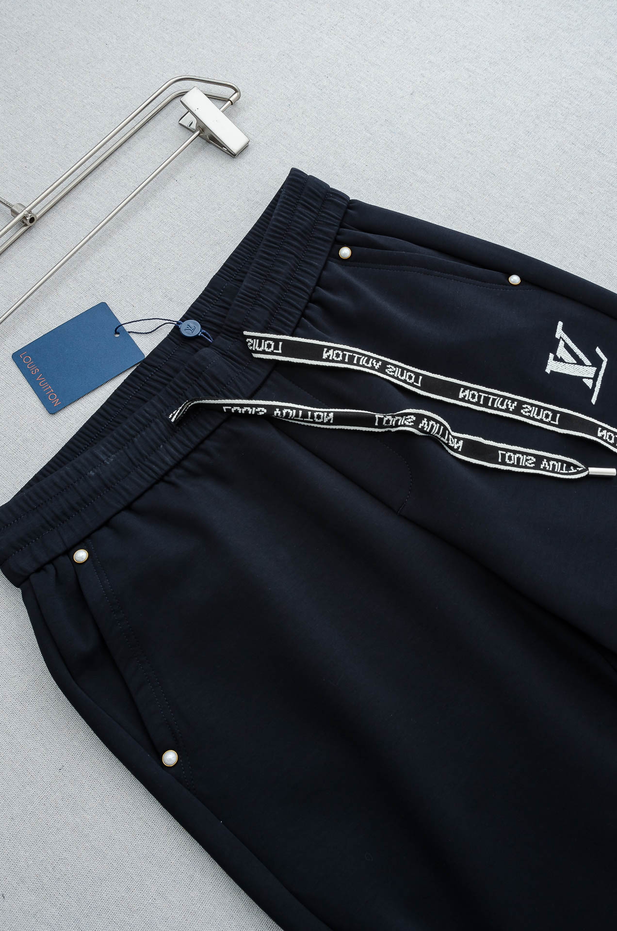 LV 26FW最新款精梳棉混纺挺括有型自带筋骨感抗皱性极强四面弹力包容性好弹力松紧腰搭配抽绳设计直筒立体