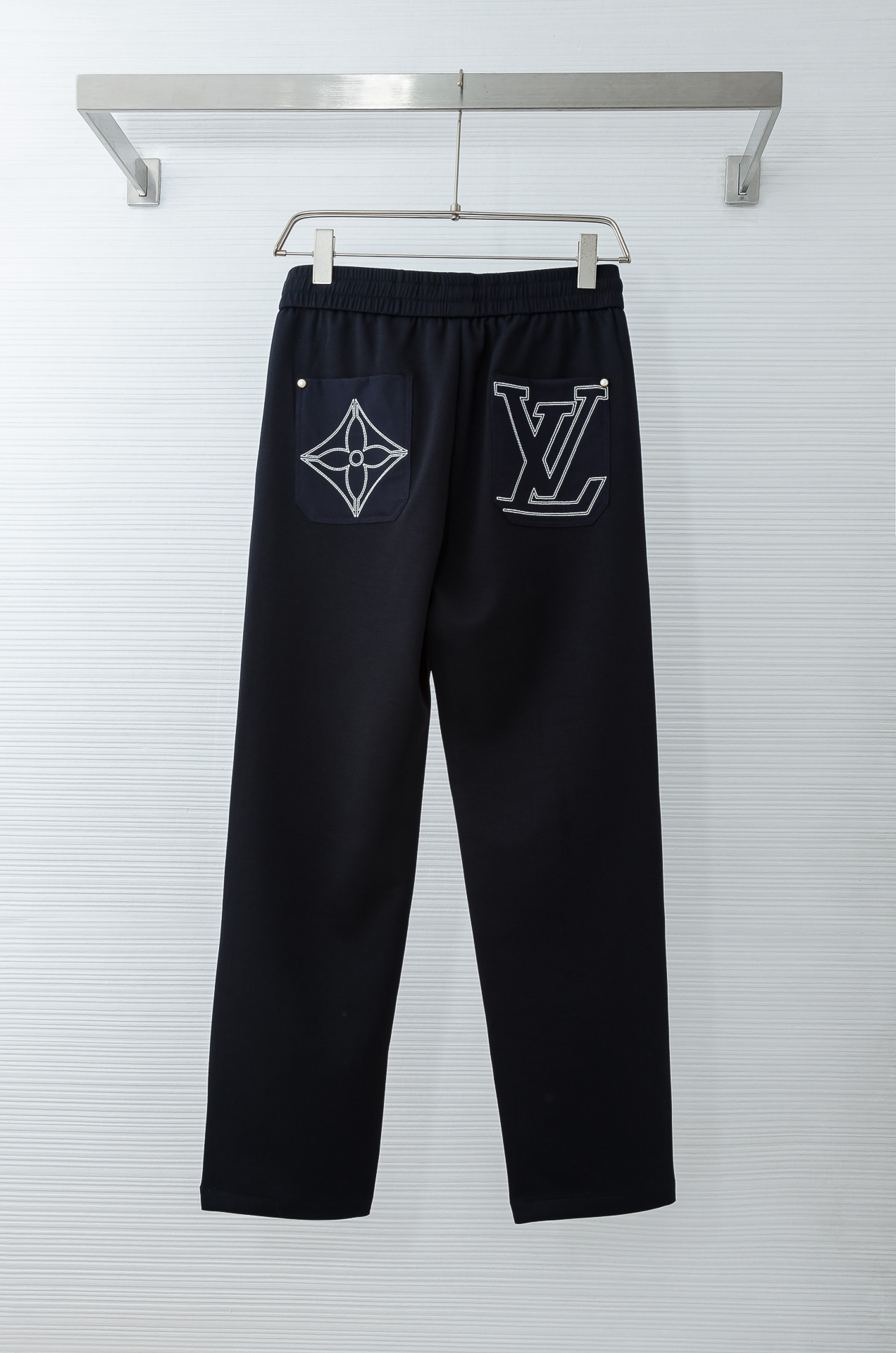 LV 26FW最新款精梳棉混纺挺括有型自带筋骨感抗皱性极强四面弹力包容性好弹力松紧腰搭配抽绳设计直筒立体