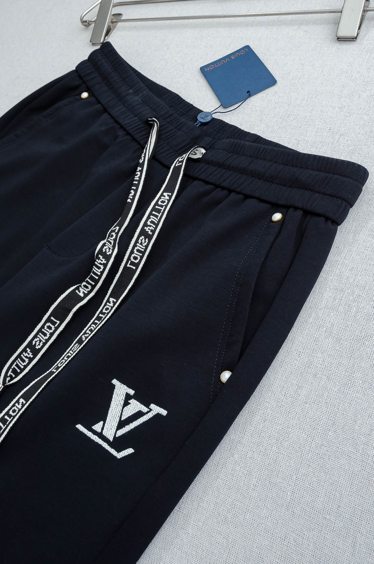 LV 26FW最新款精梳棉混纺挺括有型自带筋骨感抗皱性极强四面弹力包容性好弹力松紧腰搭配抽绳设计直筒立体