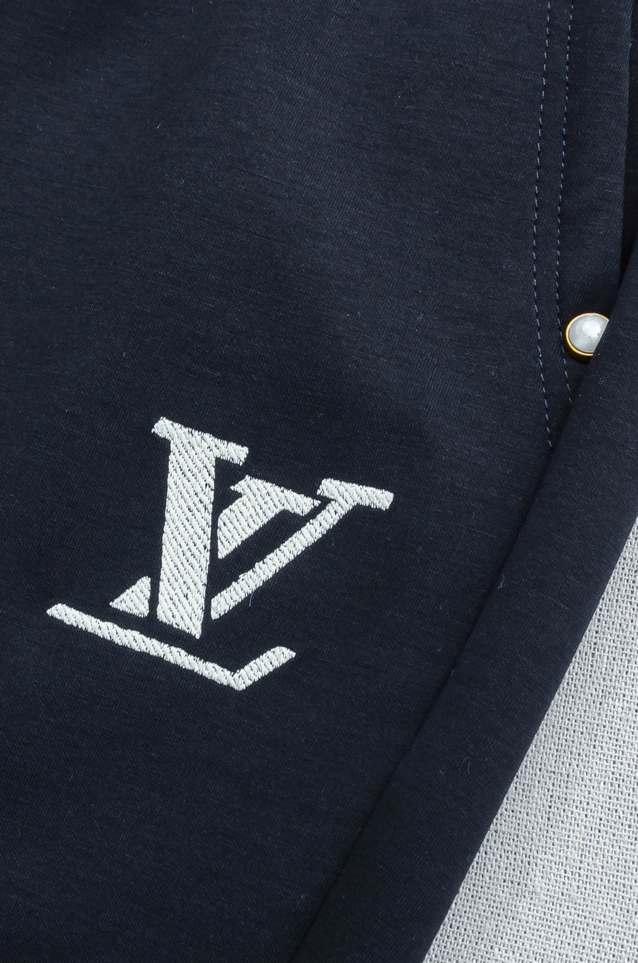 LV 26FW最新款精梳棉混纺挺括有型自带筋骨感抗皱性极强四面弹力包容性好弹力松紧腰搭配抽绳设计直筒立体