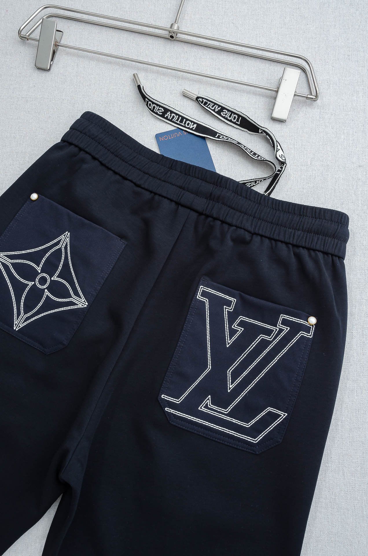 LV 26FW最新款精梳棉混纺挺括有型自带筋骨感抗皱性极强四面弹力包容性好弹力松紧腰搭配抽绳设计直筒立体