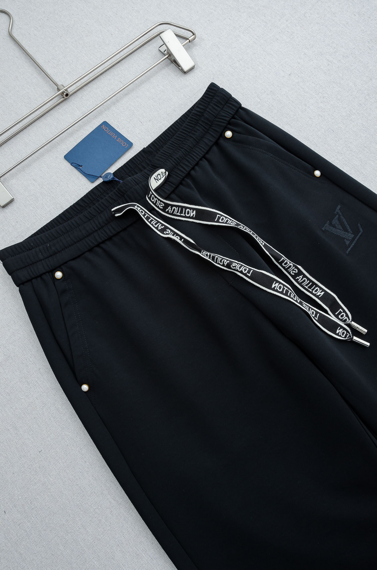 LV 26FW最新款精梳棉混纺挺括有型自带筋骨感抗皱性极强四面弹力包容性好弹力松紧腰搭配抽绳设计直筒立体