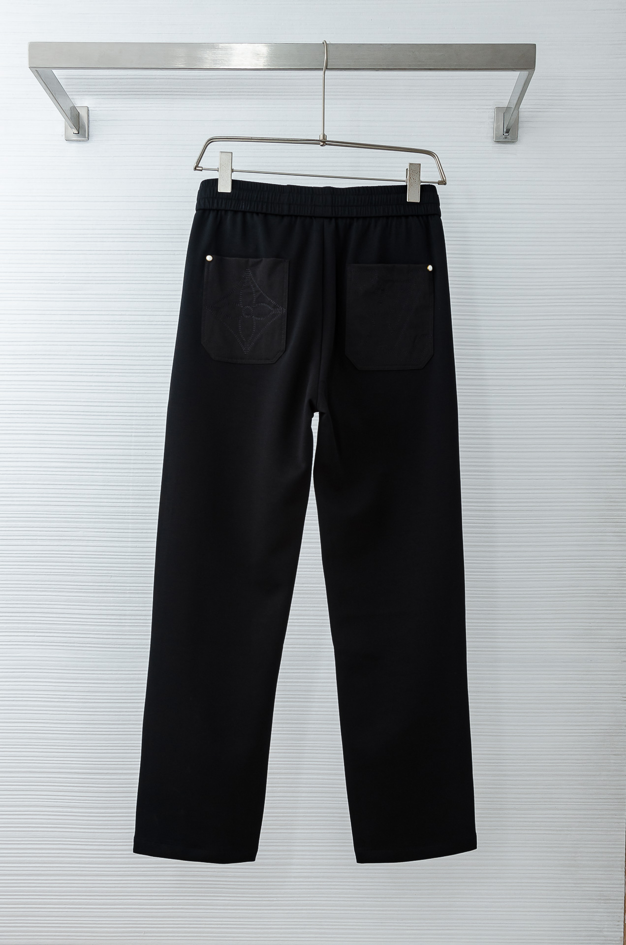 LV 26FW最新款精梳棉混纺挺括有型自带筋骨感抗皱性极强四面弹力包容性好弹力松紧腰搭配抽绳设计直筒立体