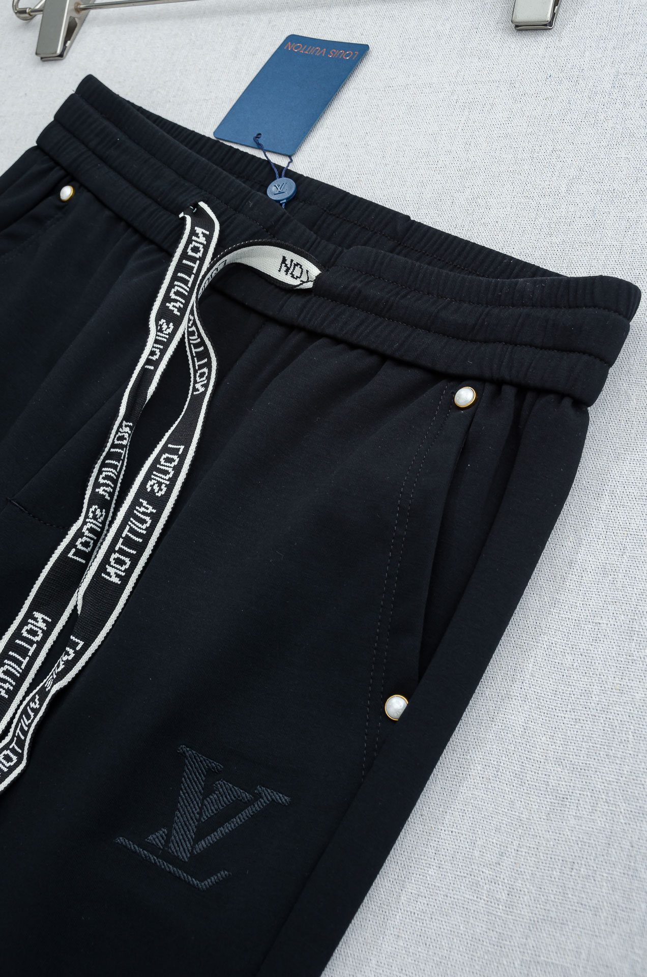 LV 26FW最新款精梳棉混纺挺括有型自带筋骨感抗皱性极强四面弹力包容性好弹力松紧腰搭配抽绳设计直筒立体