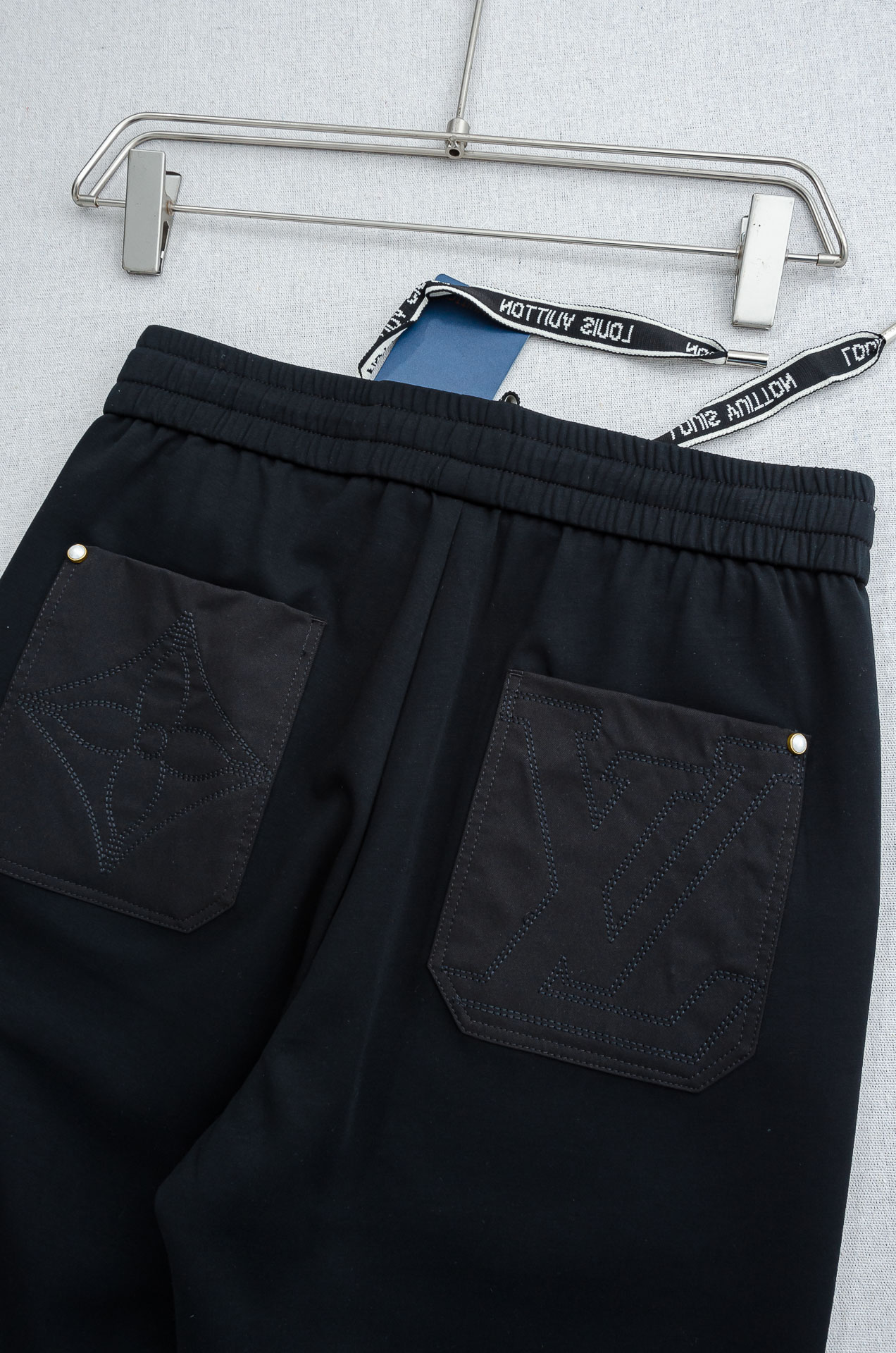 LV 26FW最新款精梳棉混纺挺括有型自带筋骨感抗皱性极强四面弹力包容性好弹力松紧腰搭配抽绳设计直筒立体