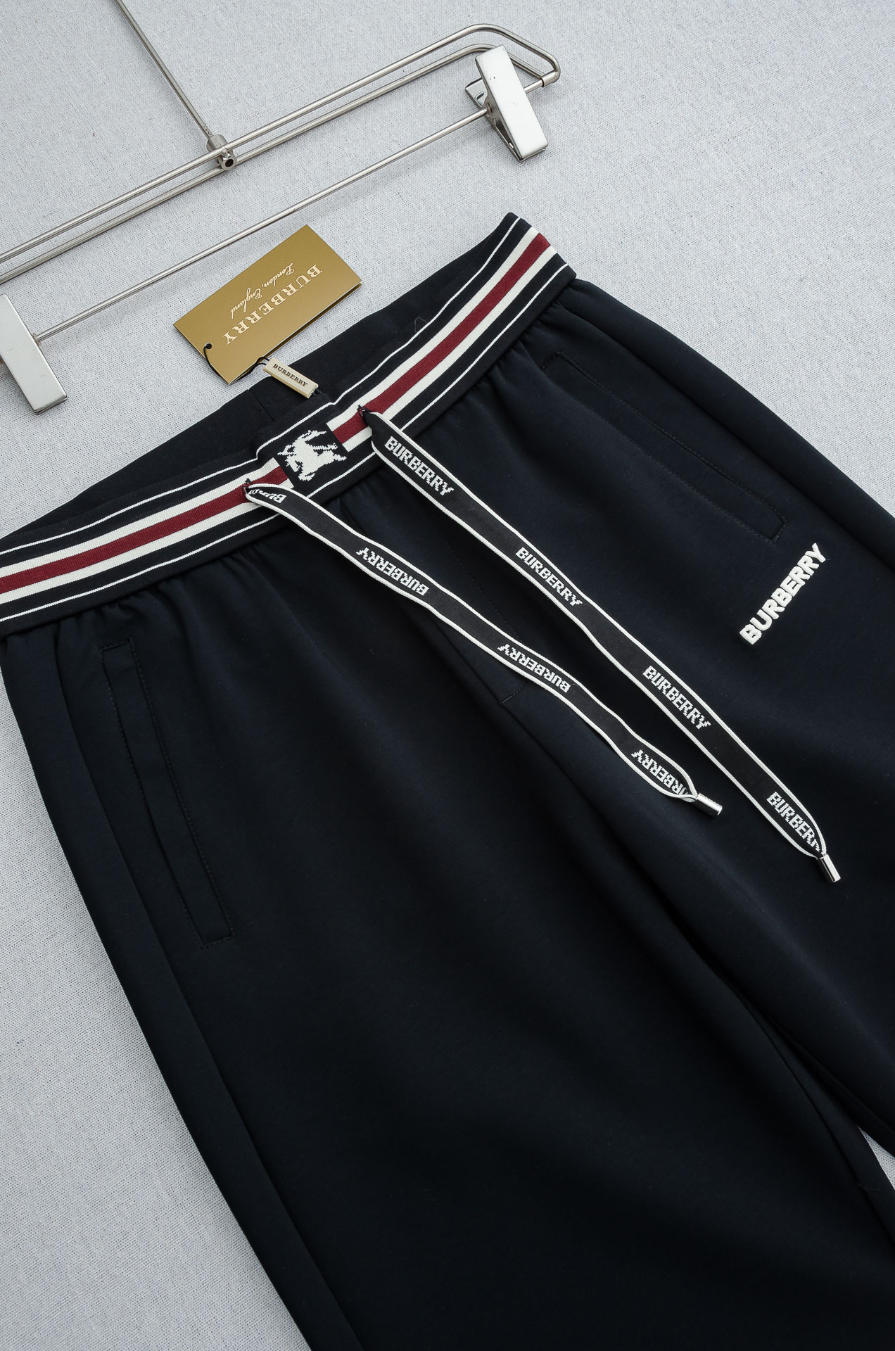 Burberry巴宝莉 26FW最新款精梳棉混纺挺括有型自带筋骨感抗皱性极强四面弹力包容性好弹力松紧腰搭