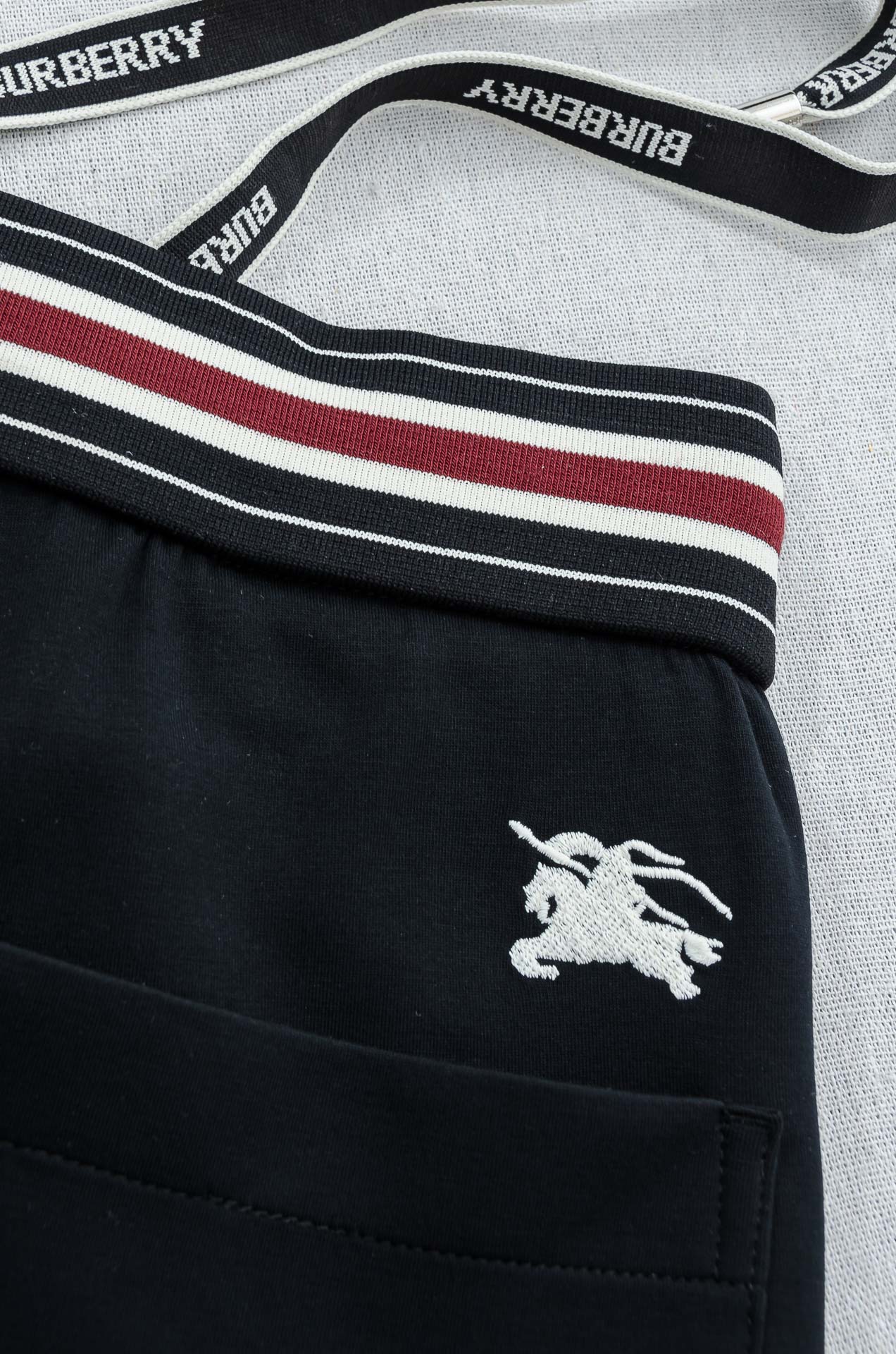 Burberry巴宝莉 26FW最新款精梳棉混纺挺括有型自带筋骨感抗皱性极强四面弹力包容性好弹力松紧腰搭