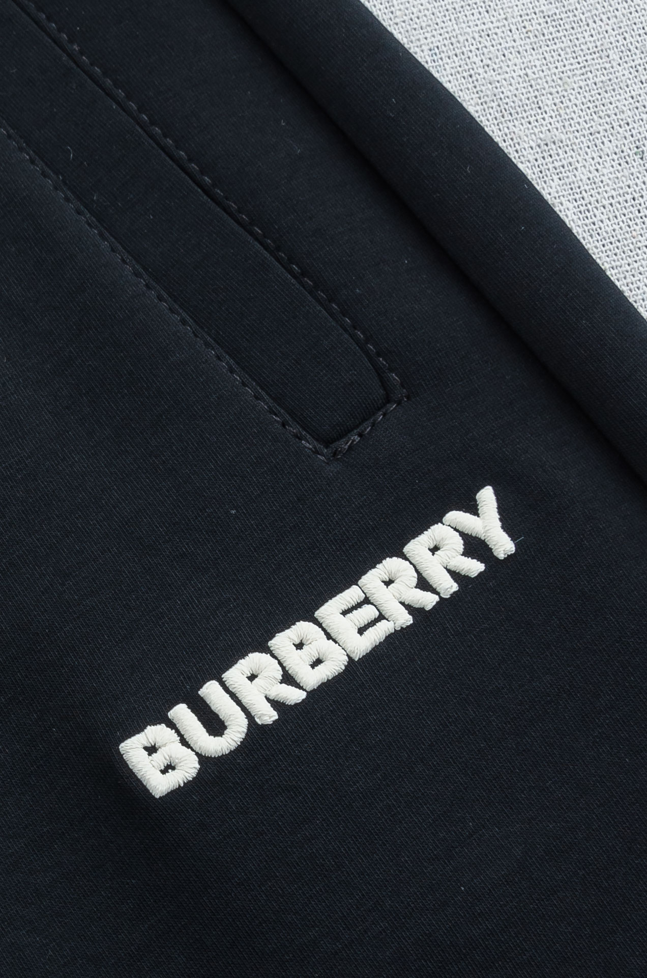 Burberry巴宝莉 26FW最新款精梳棉混纺挺括有型自带筋骨感抗皱性极强四面弹力包容性好弹力松紧腰搭