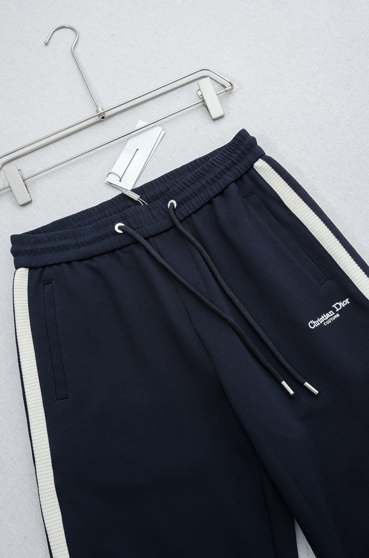 Dior迪奥 26FW最新款精梳棉混纺挺括有型自带筋骨感抗皱性极强四面弹力包容性好弹力松紧腰搭配抽绳设计