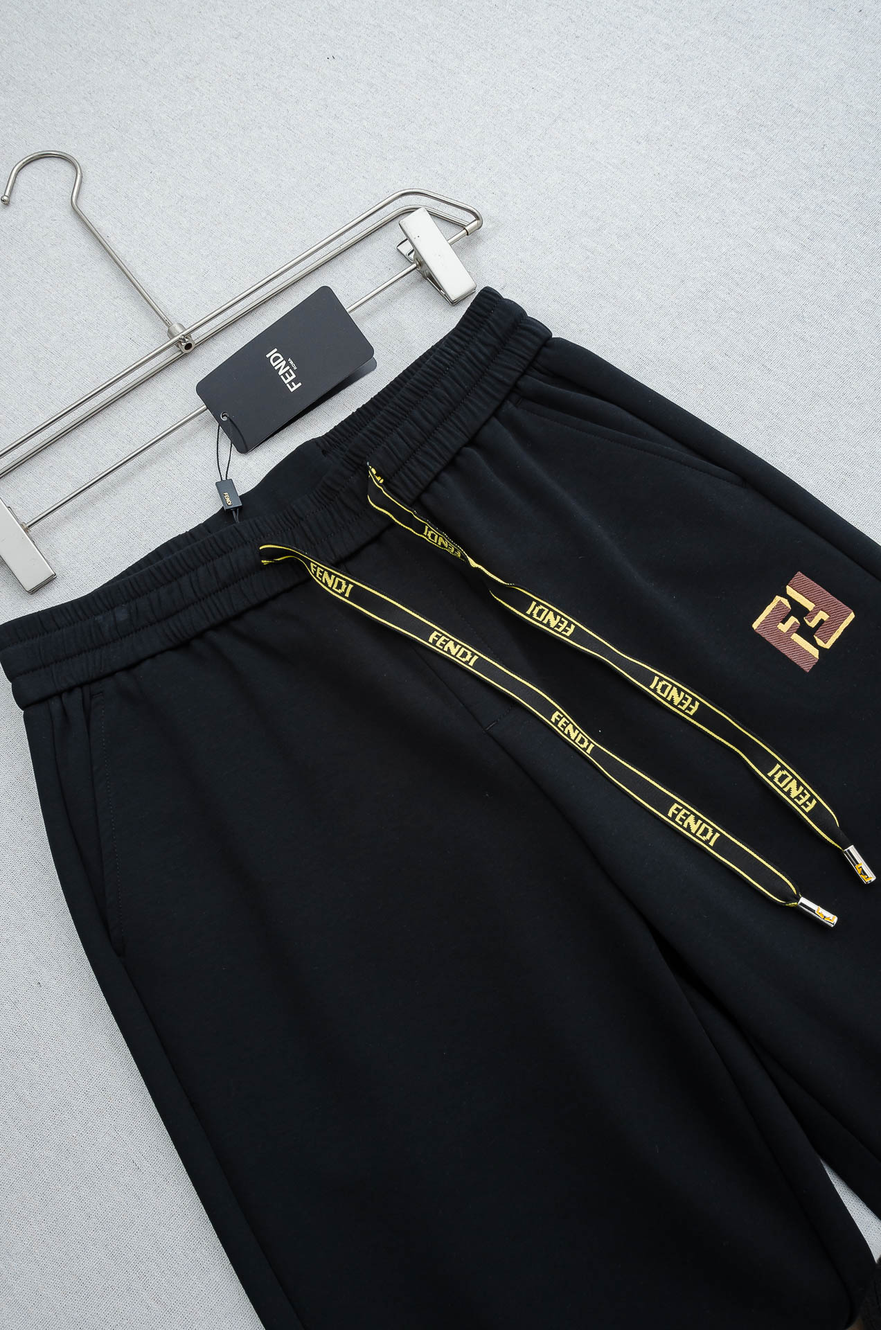 FENDI芬迪26FW最新款精梳棉混纺挺括有型自带筋骨感抗皱性极强四面弹力包容性好弹力松紧腰搭配抽绳设计