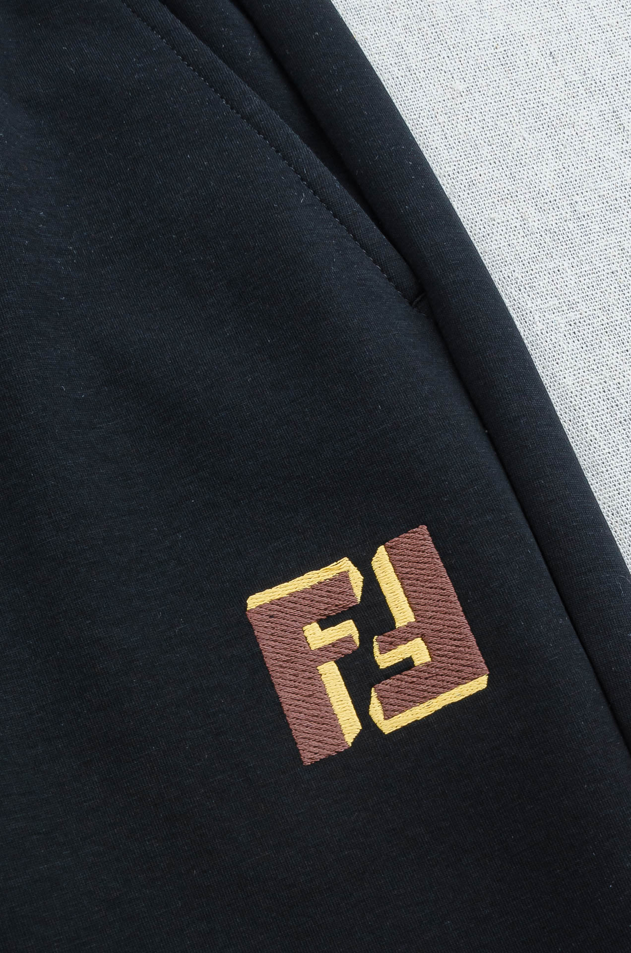 FENDI芬迪26FW最新款精梳棉混纺挺括有型自带筋骨感抗皱性极强四面弹力包容性好弹力松紧腰搭配抽绳设计