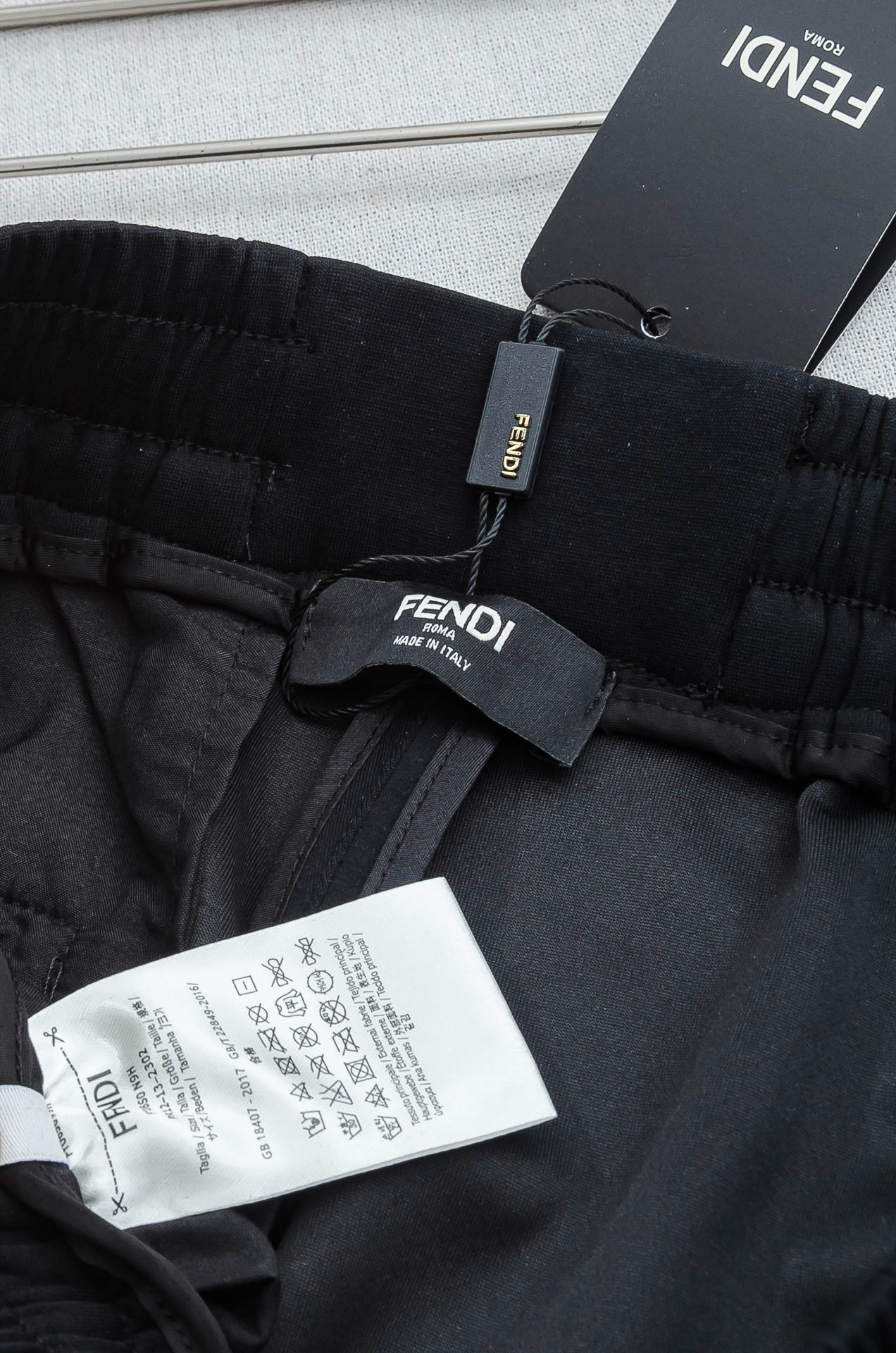 FENDI芬迪26FW最新款精梳棉混纺挺括有型自带筋骨感抗皱性极强四面弹力包容性好弹力松紧腰搭配抽绳设计