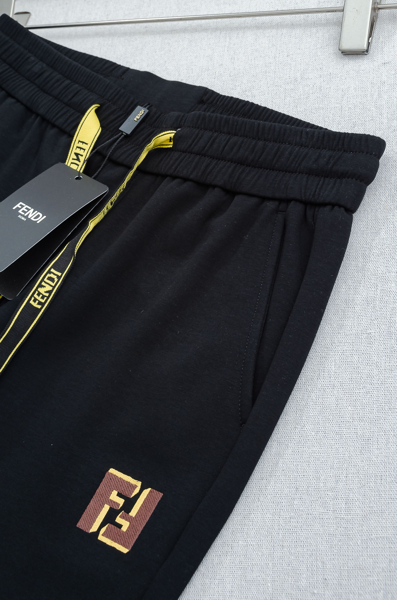 FENDI芬迪26FW最新款精梳棉混纺挺括有型自带筋骨感抗皱性极强四面弹力包容性好弹力松紧腰搭配抽绳设计
