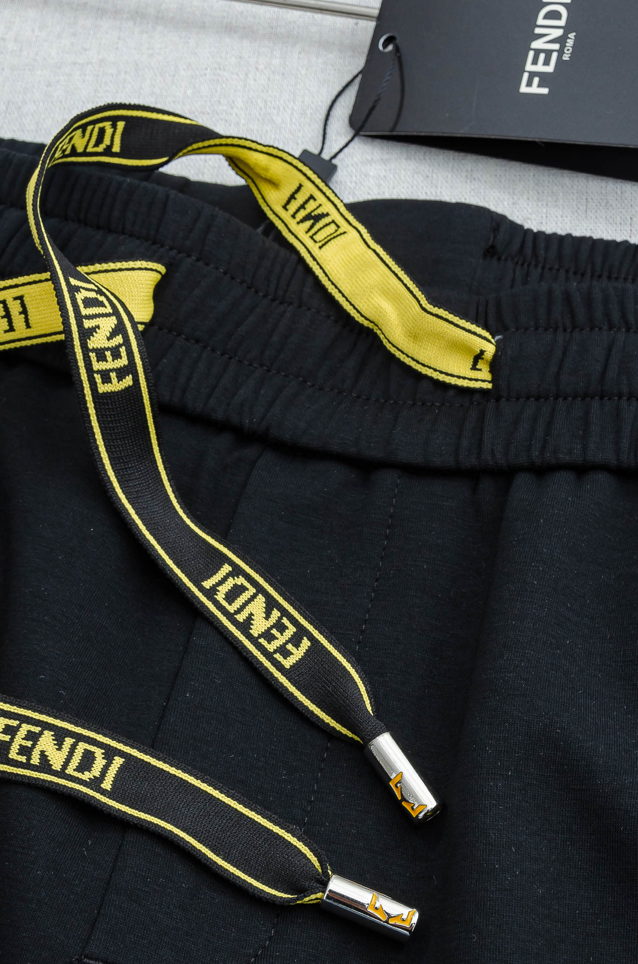 FENDI芬迪26FW最新款精梳棉混纺挺括有型自带筋骨感抗皱性极强四面弹力包容性好弹力松紧腰搭配抽绳设计