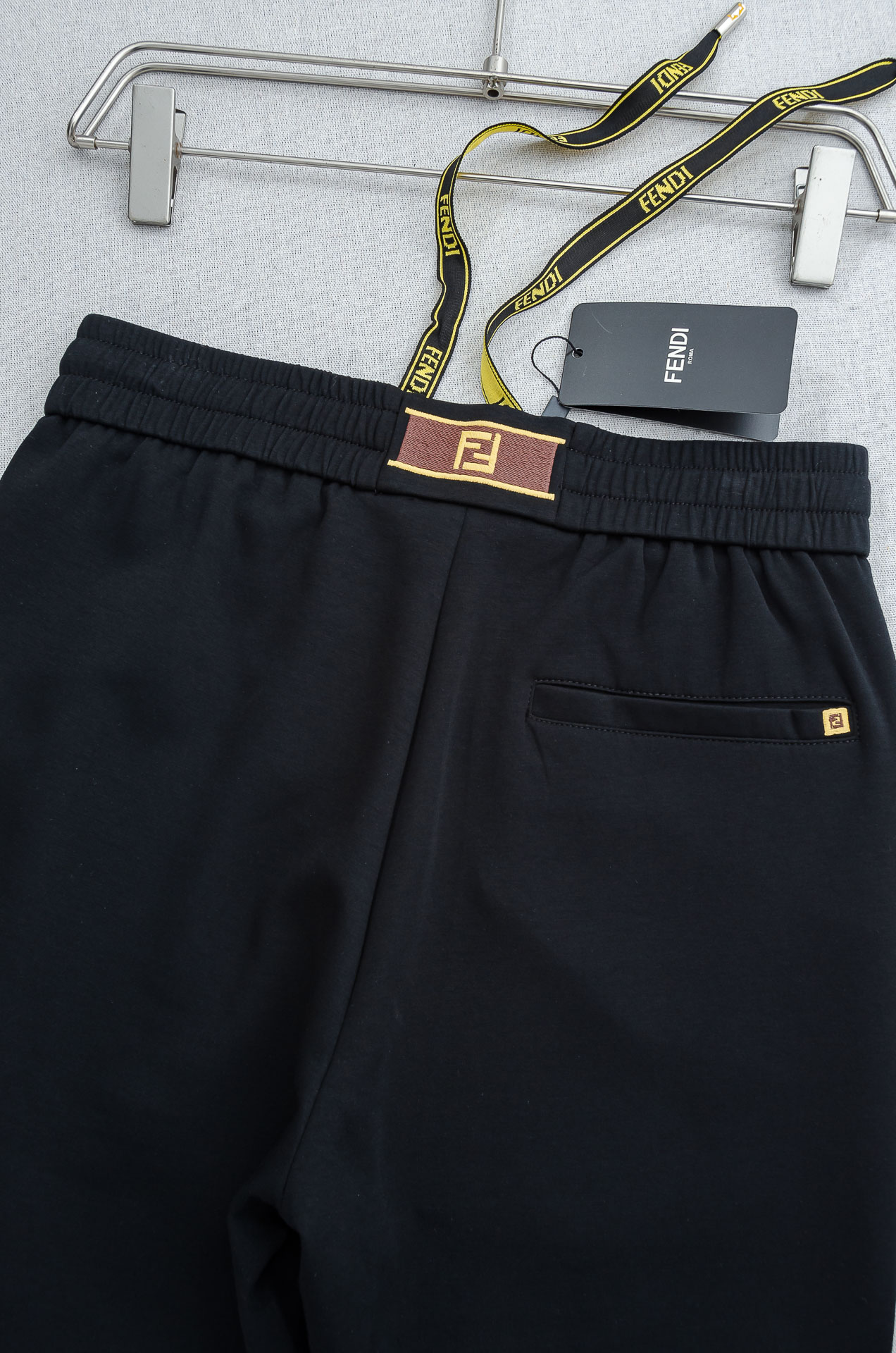 FENDI芬迪26FW最新款精梳棉混纺挺括有型自带筋骨感抗皱性极强四面弹力包容性好弹力松紧腰搭配抽绳设计