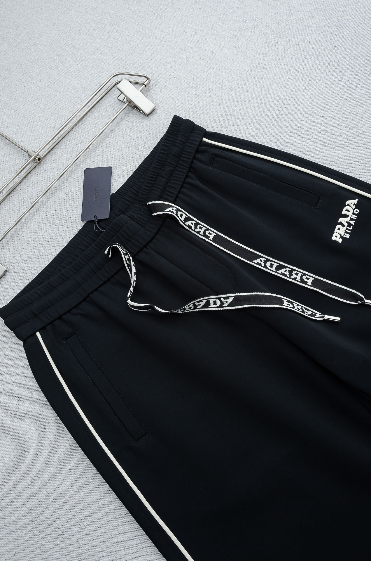 Prada普拉达26FW最新款精梳棉混纺挺括有型自带筋骨感抗皱性极强四面弹力包容性好弹力松紧腰搭配抽绳设