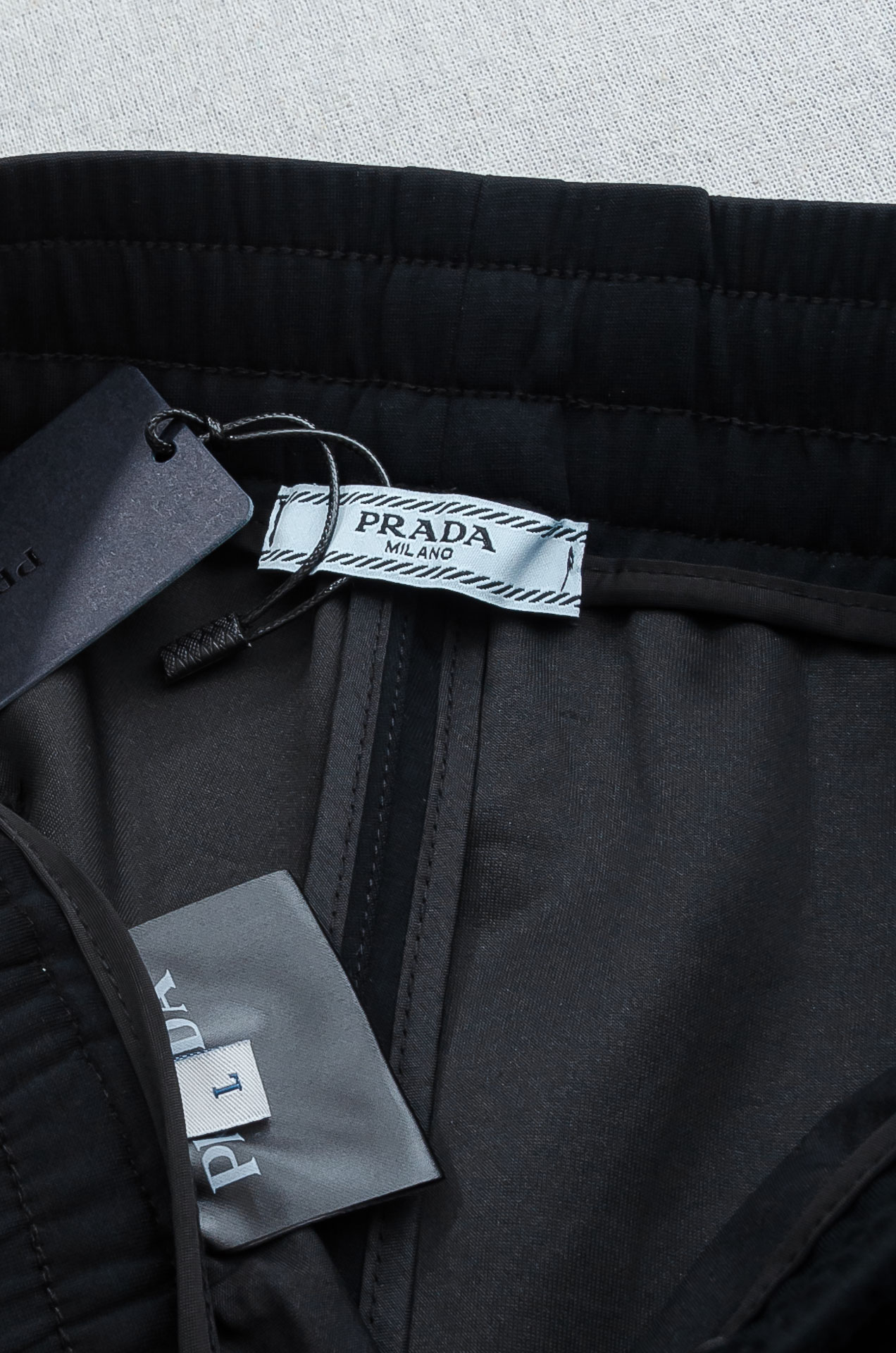 Prada普拉达26FW最新款精梳棉混纺挺括有型自带筋骨感抗皱性极强四面弹力包容性好弹力松紧腰搭配抽绳设