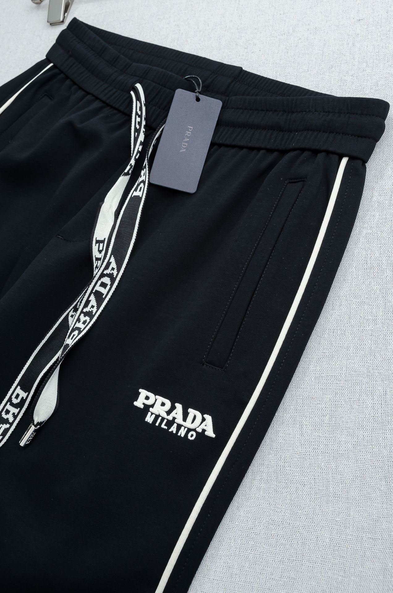 Prada普拉达26FW最新款精梳棉混纺挺括有型自带筋骨感抗皱性极强四面弹力包容性好弹力松紧腰搭配抽绳设