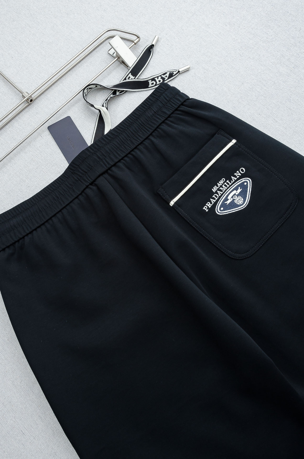 Prada普拉达26FW最新款精梳棉混纺挺括有型自带筋骨感抗皱性极强四面弹力包容性好弹力松紧腰搭配抽绳设