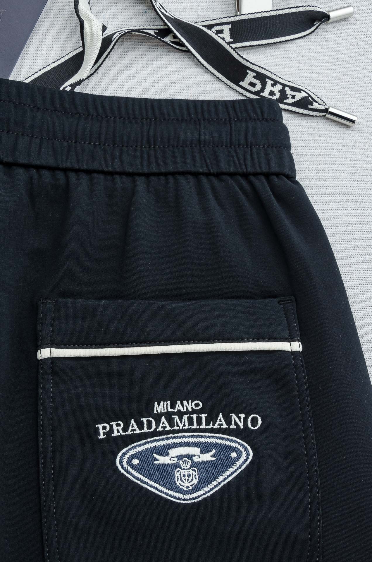 Prada普拉达26FW最新款精梳棉混纺挺括有型自带筋骨感抗皱性极强四面弹力包容性好弹力松紧腰搭配抽绳设