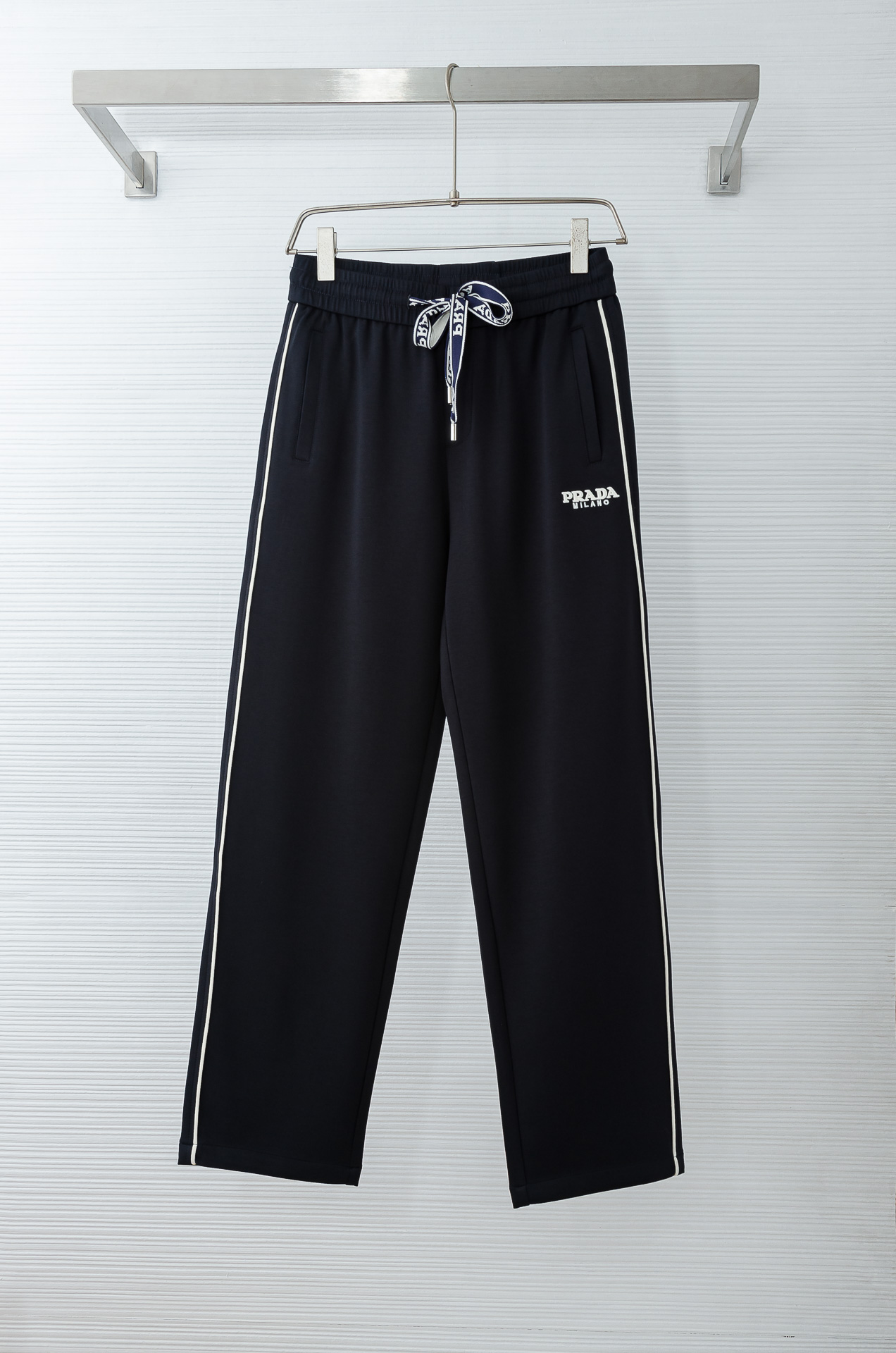 Prada普拉达26FW最新款精梳棉混纺挺括有型自带筋骨感抗皱性极强四面弹力包容性好弹力松紧腰搭配抽绳设